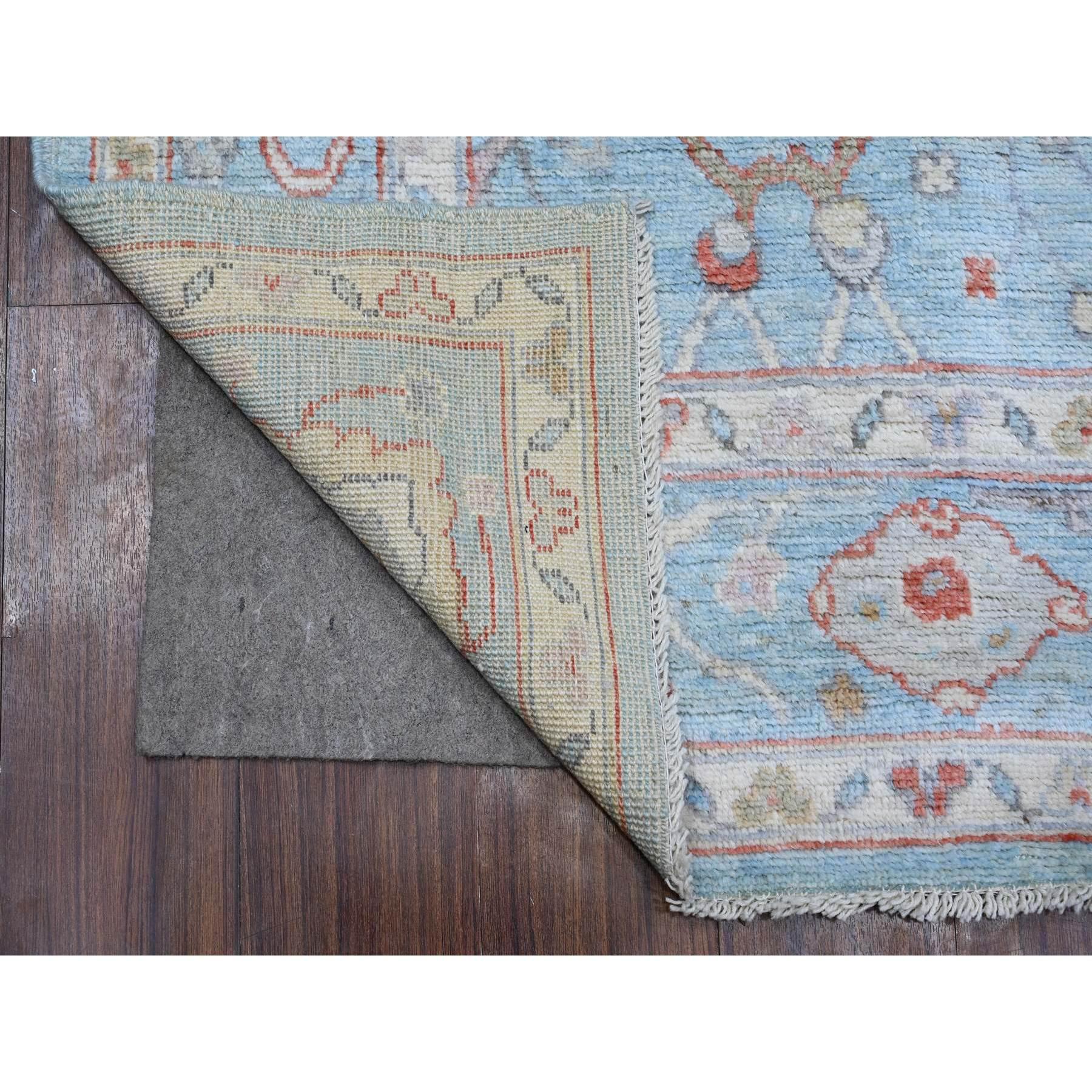 Il s'agit d'un véritable tapis d'Orient Angora Oushak, noué à la main, en pure laine. Il a été noué pendant des mois et des mois selon des techniques de tissage séculaires par des artisans experts.
Matières premières : Laine
Latex : Pas de poils