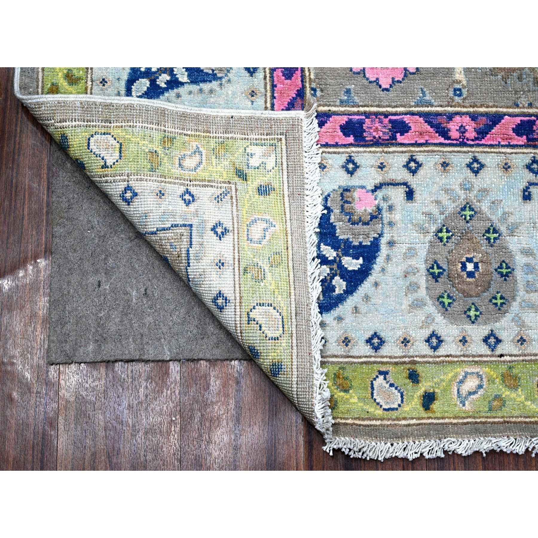 Dies ist ein echter, einzigartiger Fusion Kazak, handgeknüpft, reine Wolle, Orientteppich. Es wurde monatelang von erfahrenen Kunsthandwerkern in jahrhundertealten Webtechniken geknüpft.
Primäre MATERIALIEN: Wolle
Latex: Kein Flor 
Höhe: 0,25