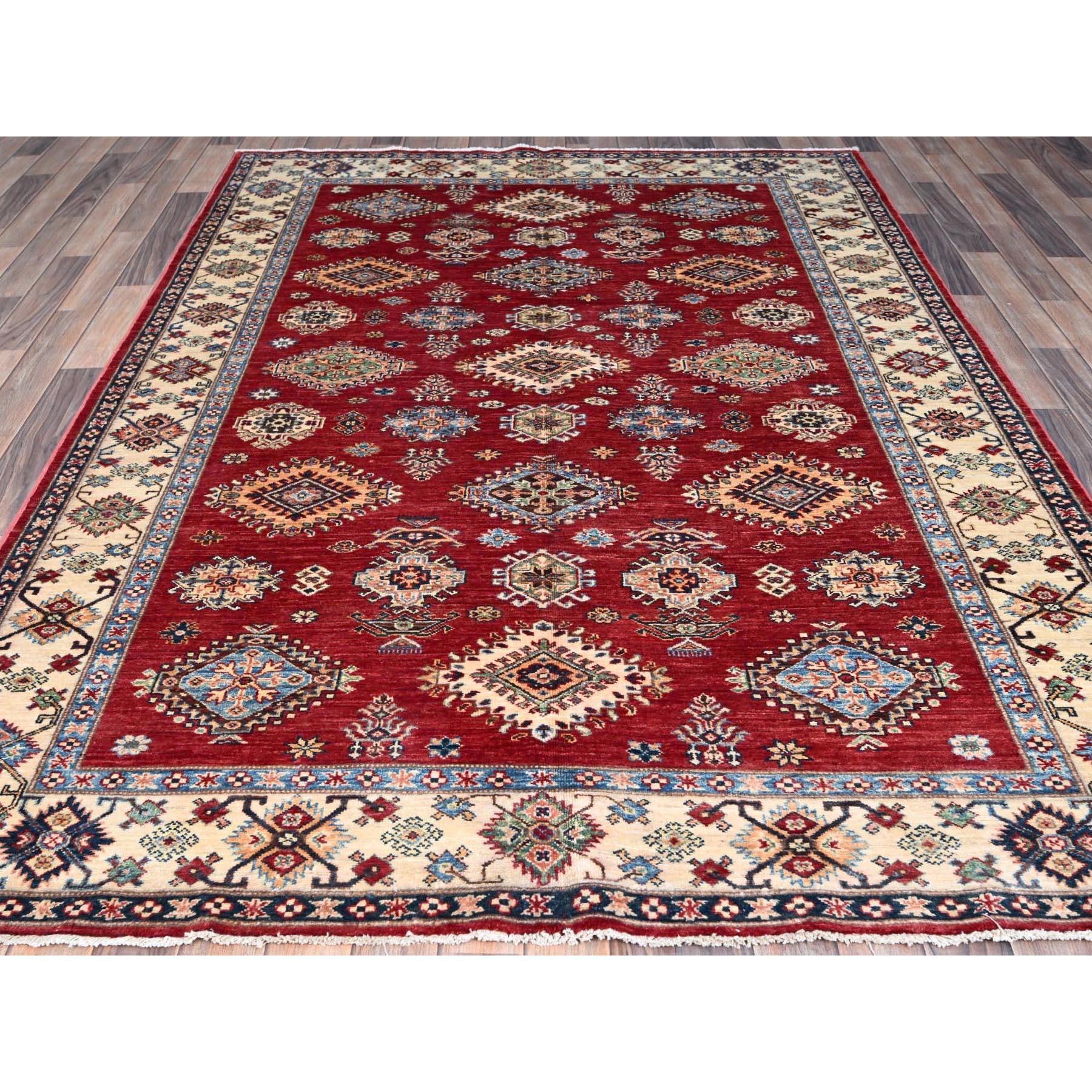 Ésta es una auténtica alfombra oriental afgana Super Kazak, anudada a mano, de pura lana. Ha sido anudada durante meses y meses con técnicas artesanales de tejido centenarias por expertos artesanos.
Materiales primarios: Lana
Látex: Sin pelo