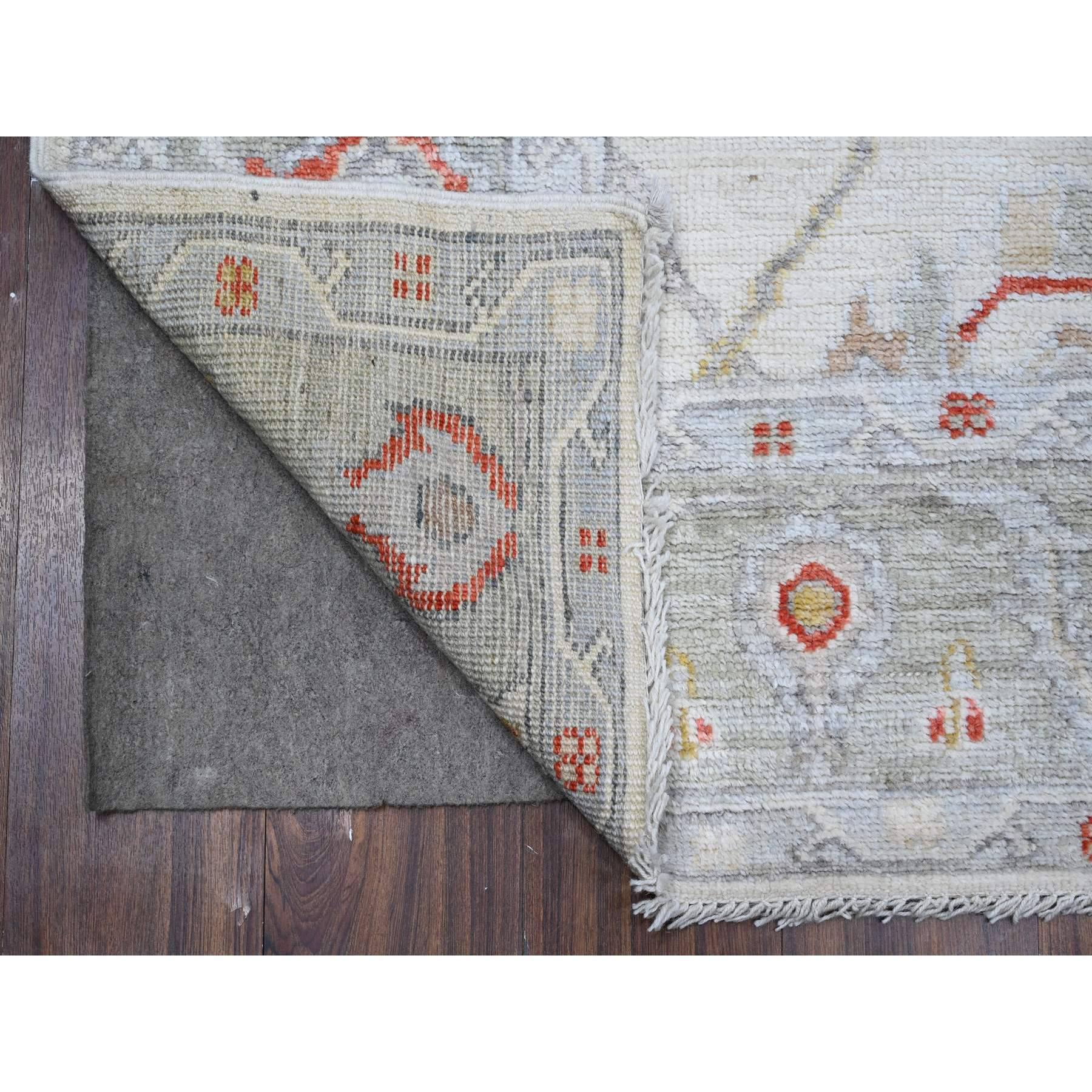 Il s'agit d'un véritable tapis d'Orient Angora Oushak, noué à la main, en pure laine. Il a été noué pendant des mois et des mois selon des techniques de tissage séculaires par des artisans experts.
Matières premières : Laine
Latex : Pas de poils