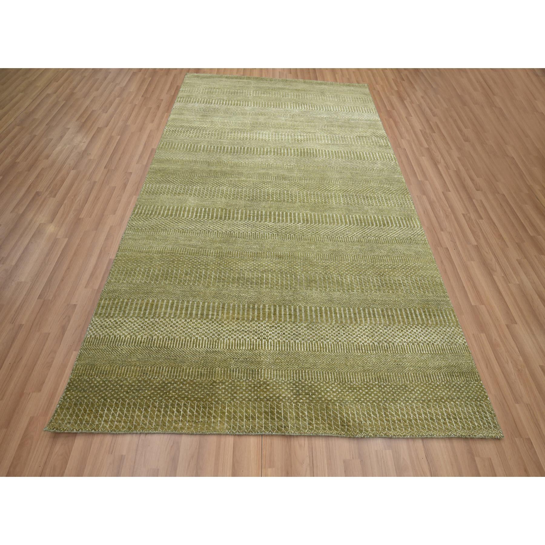Sfumature di marrone, Lussureggiante e soffice, Design Modern Grass, Annodato a mano, Lana e seta, Trama più fitta, Tappeto orientale
Materiali primari: Lana e seta
Lattice: No Pile 
altezza: 0,25 pollici
Stile: Contemporaneo
Colore primario: