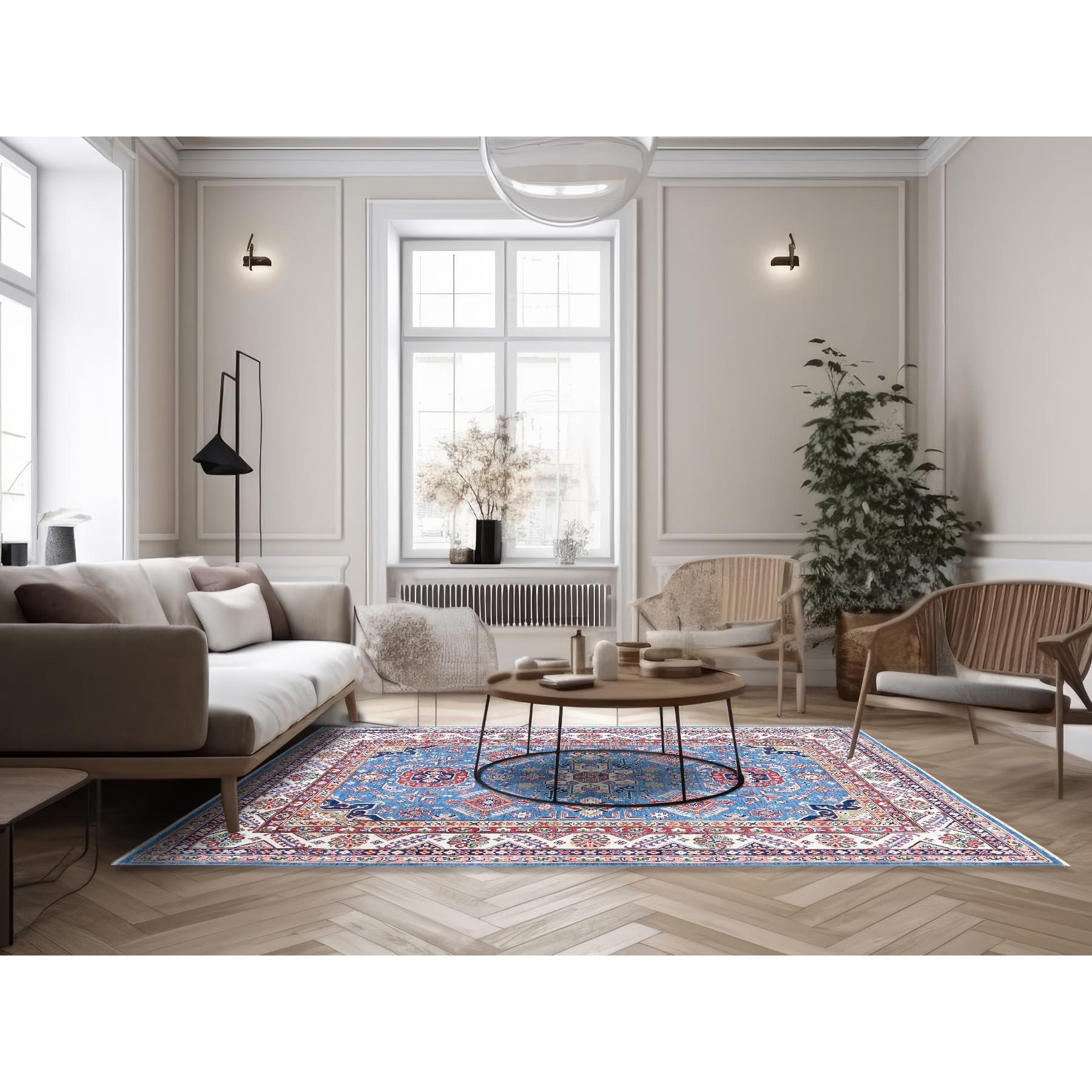 Carolina Blue, Kazak con motivo tribale, annodato a mano, trama più fitta, lana morbida e vellutata, tinture vegetali, Tappeto orientale
Materiali primari: Lana
Lattice: No Pile 
altezza: 0,25 pollici
Stile: Tradizionale
Colore primario: Blu
Colori