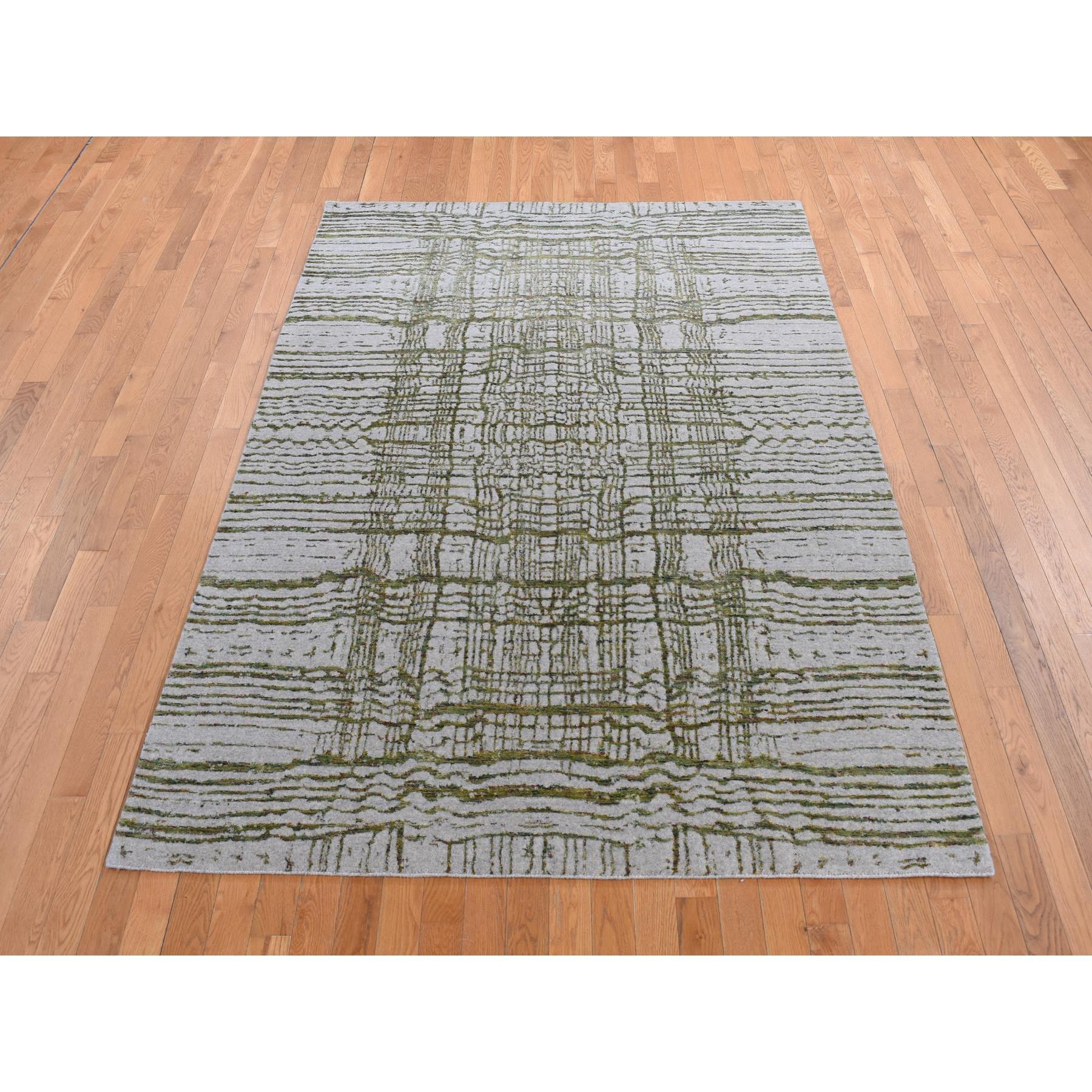 Gänsegrau, Moderner feiner Jacquard-Teppich, handgewebt, Wolle und Kunstseide, Orientteppich
Primäre MATERIALIEN: Wolle & Seide
Latex: Kein Flor 
Höhe: 0,25 Zoll
Stil: Transitional
Grundfarbe: Grau
Sekundäre Farben: Grün, Gelb, Rot,