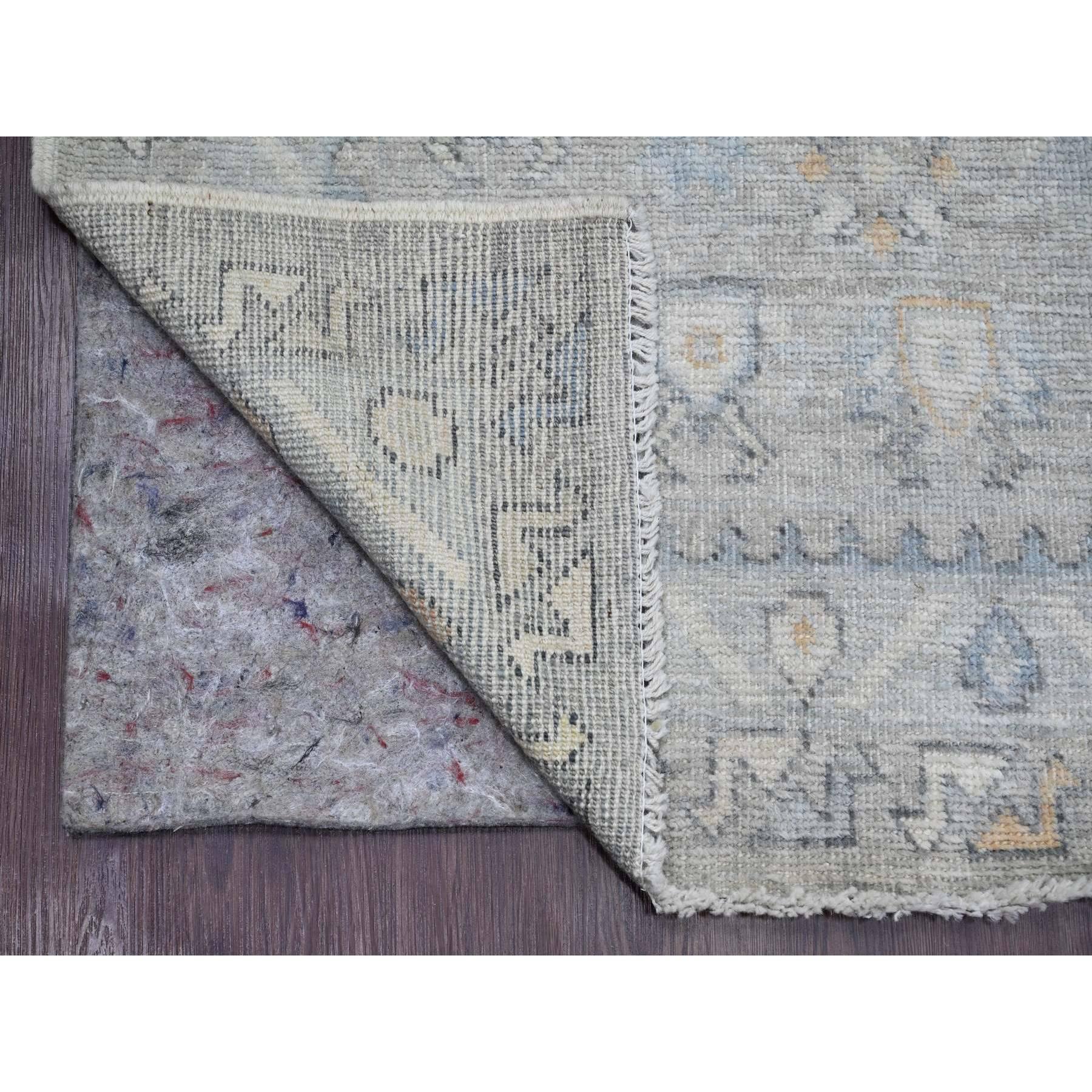 Nebliges Grau, Anatolisches Dorf inspiriert mit geometrischem Muster, Hochgebirgswolle, handgeknüpft, Orientteppich
Primäre MATERIALIEN: Wolle
Latex: Kein Flor 
Höhe: 0,25 Zoll
Stil: Transitional
Grundfarbe: Grau
Sekundärfarben: Elfenbein,