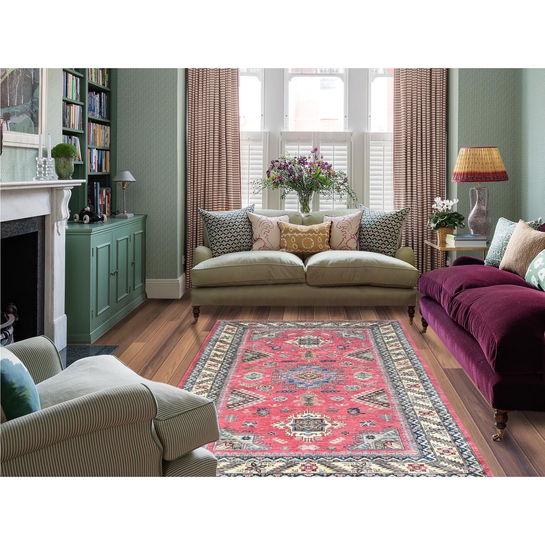 Il s'agit d'un véritable tapis d'Orient Taffy Pink, en laine naturelle nouée à la main, Afghan Super Kazak avec de grands médaillons, teintures naturelles densément tissées. Il a été noué pendant des mois et des mois selon la technique séculaire de