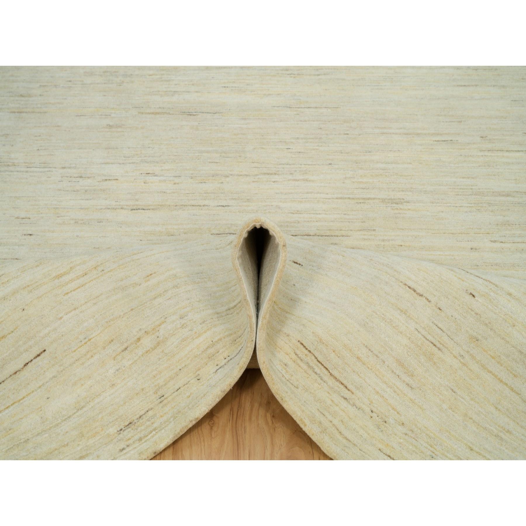 Tessuto a mano 6'x9' Tappeto antico in lana bianca annodato a mano Lori Buft Gabbeh Plain Design in vendita