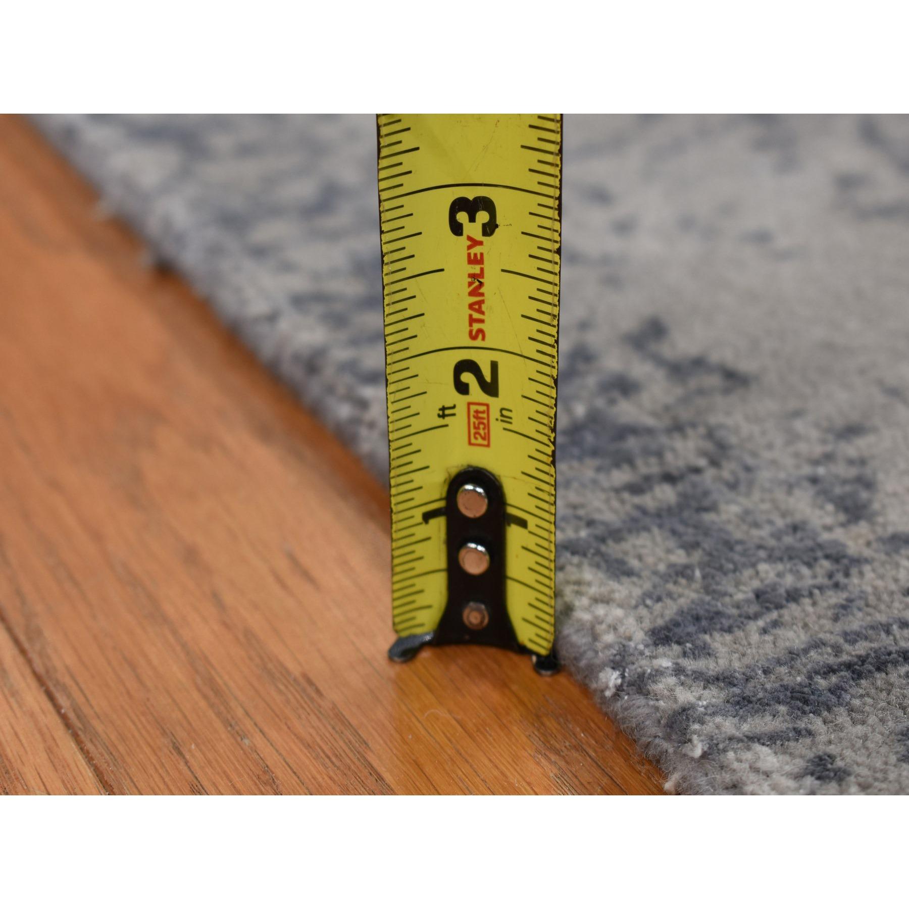 6'x9' Aschgrau, Gedämpfter Ton in Ton, Wolle und Seide, Handgeknüpft, Orientteppich im Angebot 4