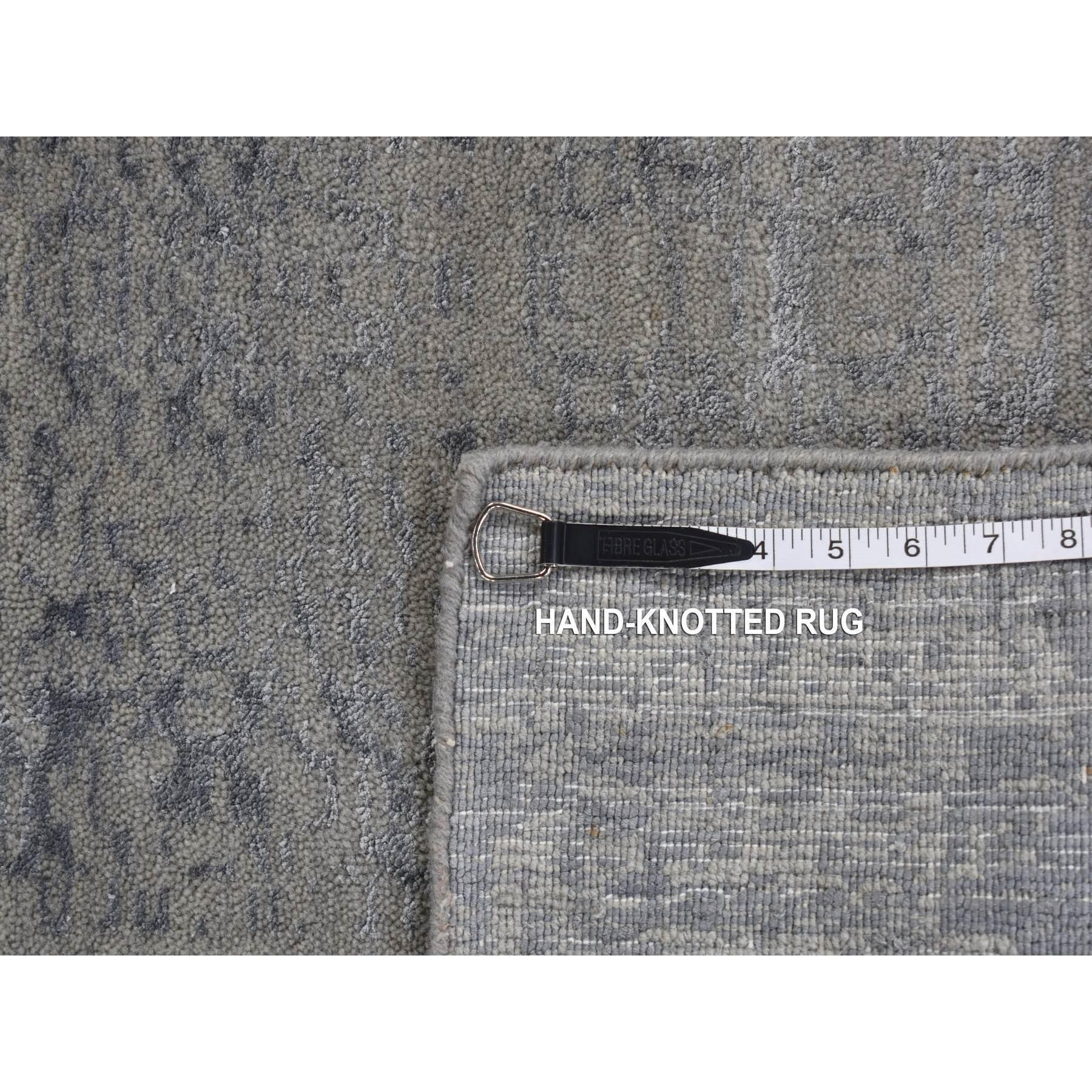 6'x9' Aschgrau, Gedämpfter Ton in Ton, Wolle und Seide, Handgeknüpft, Orientteppich im Angebot 5