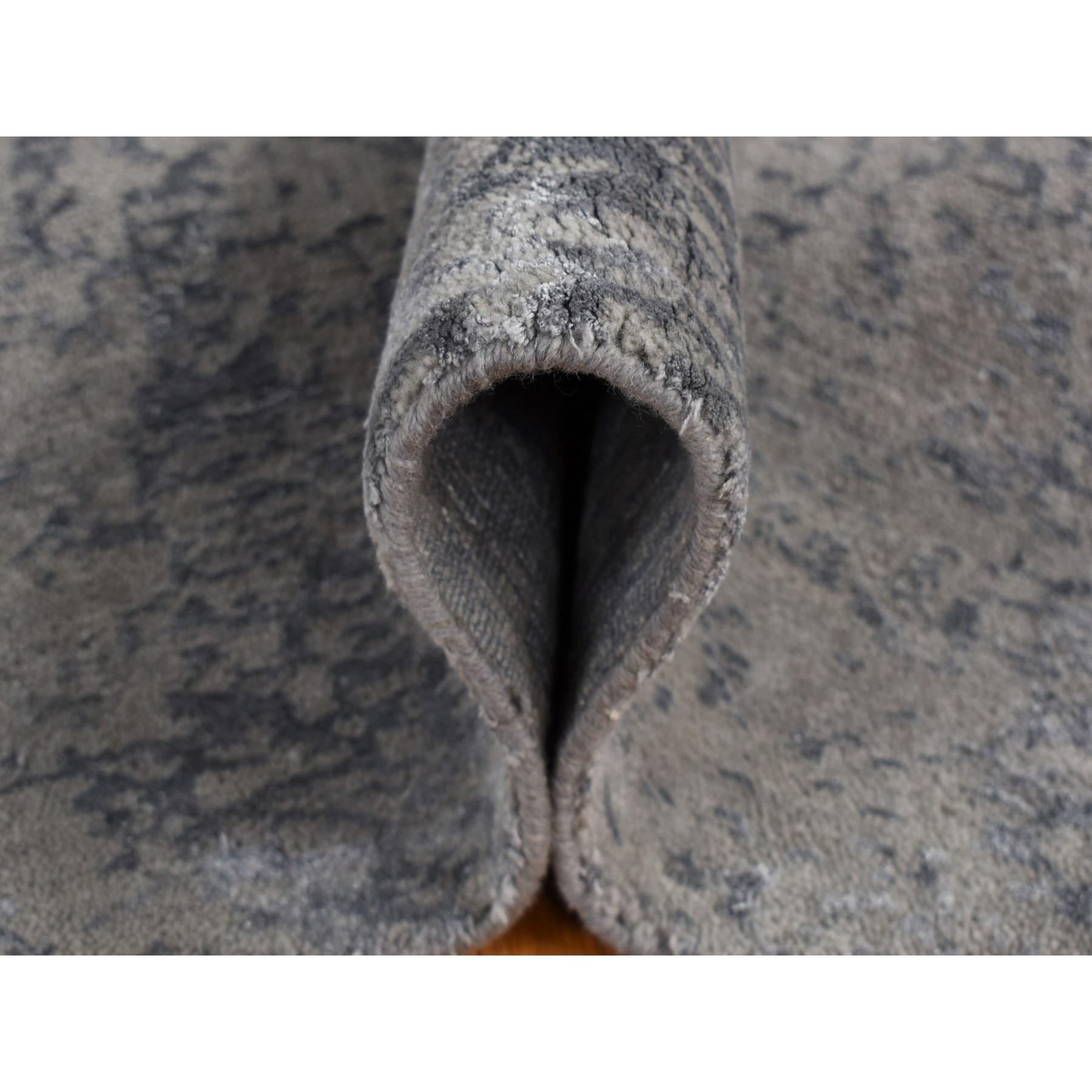 6'x9' Aschgrau, Gedämpfter Ton in Ton, Wolle und Seide, Handgeknüpft, Orientteppich (21. Jahrhundert und zeitgenössisch) im Angebot