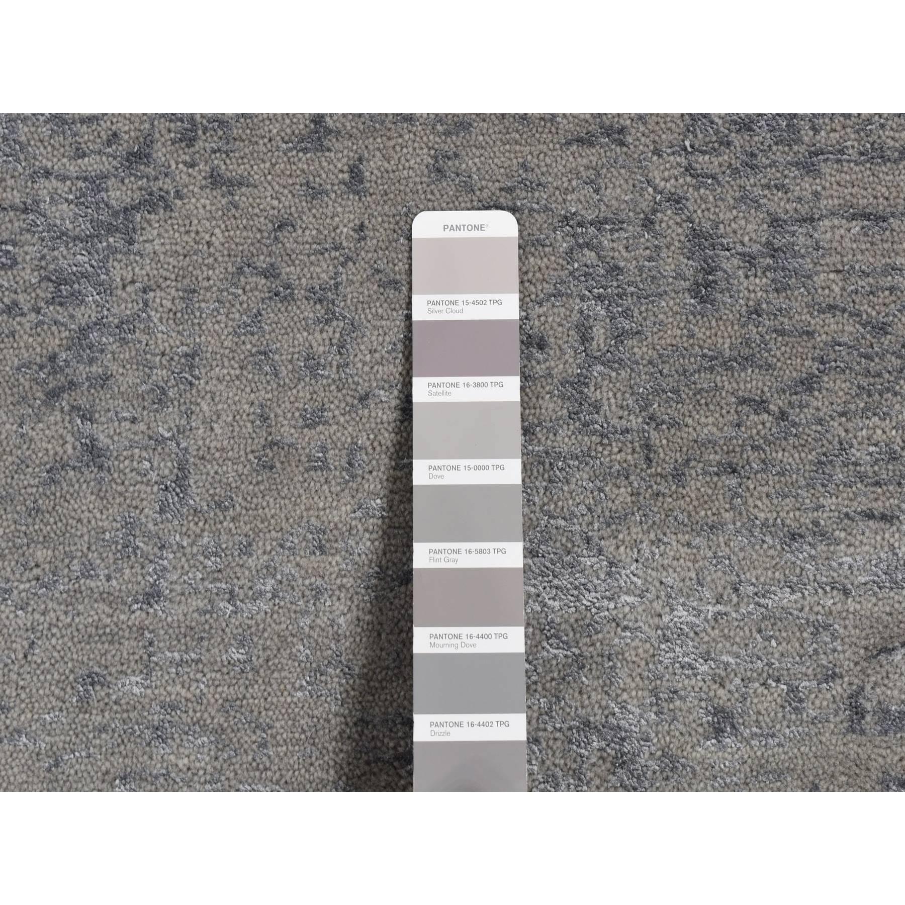 6'x9' Aschgrau, Gedämpfter Ton in Ton, Wolle und Seide, Handgeknüpft, Orientteppich im Angebot 1