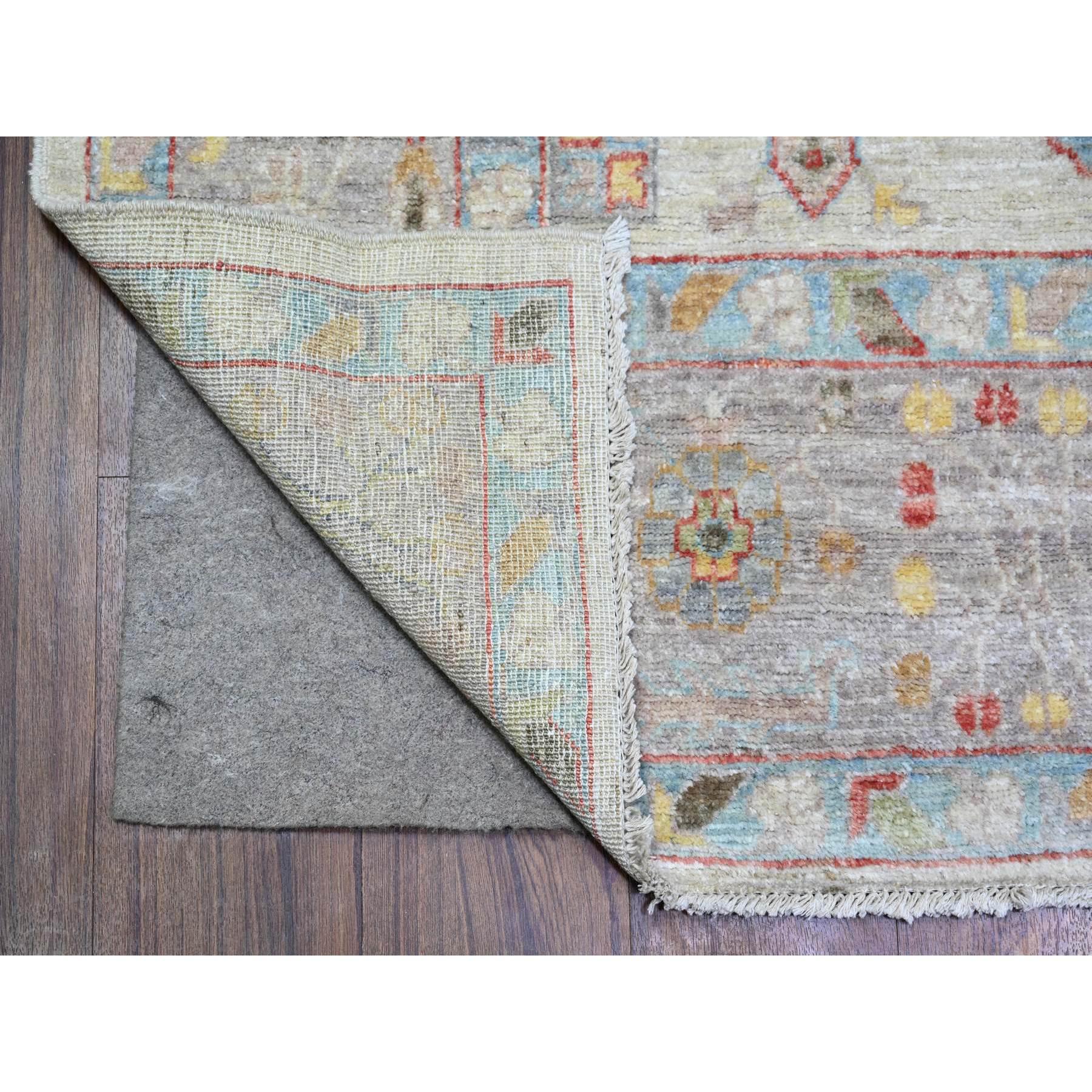 Il s'agit d'un véritable tapis d'Orient beige, tissage dense, teinture végétale, laine extra douce, noué à la main, Peshawar plus fin avec design Karajeh. Il a été noué pendant des mois et des mois selon les techniques artisanales de tissage