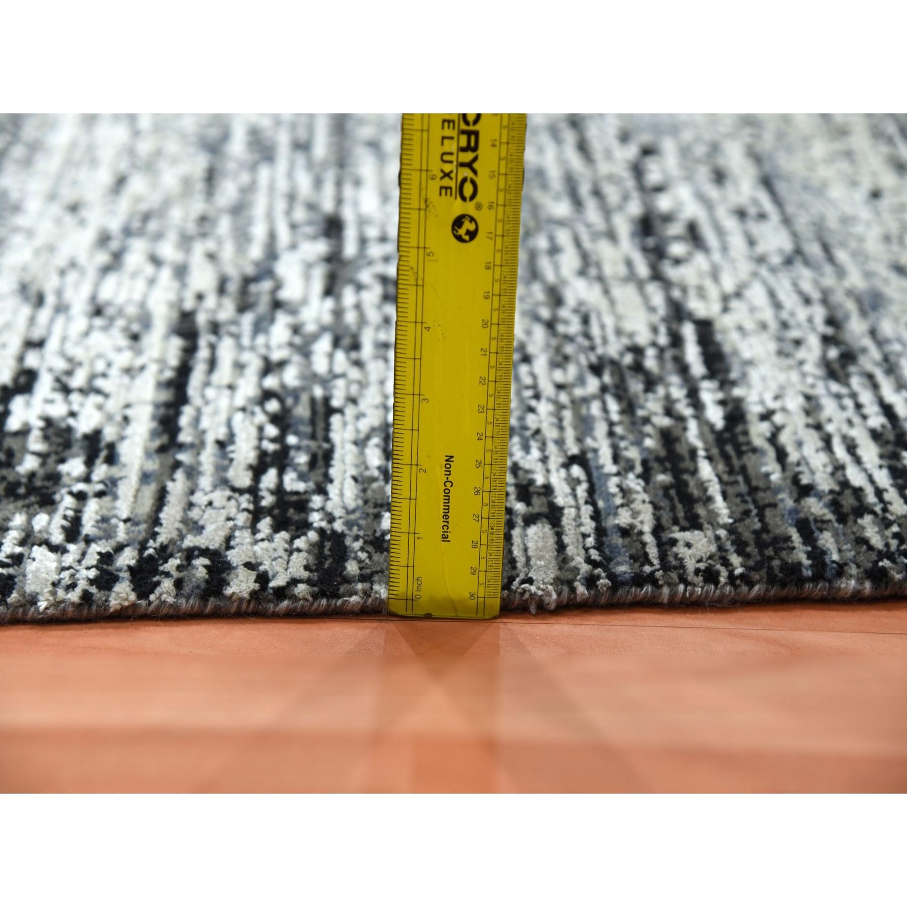 Tappeto orientale 6'x9' nero, in lana e pura seta, annodato a mano, con design a striature in vendita 2
