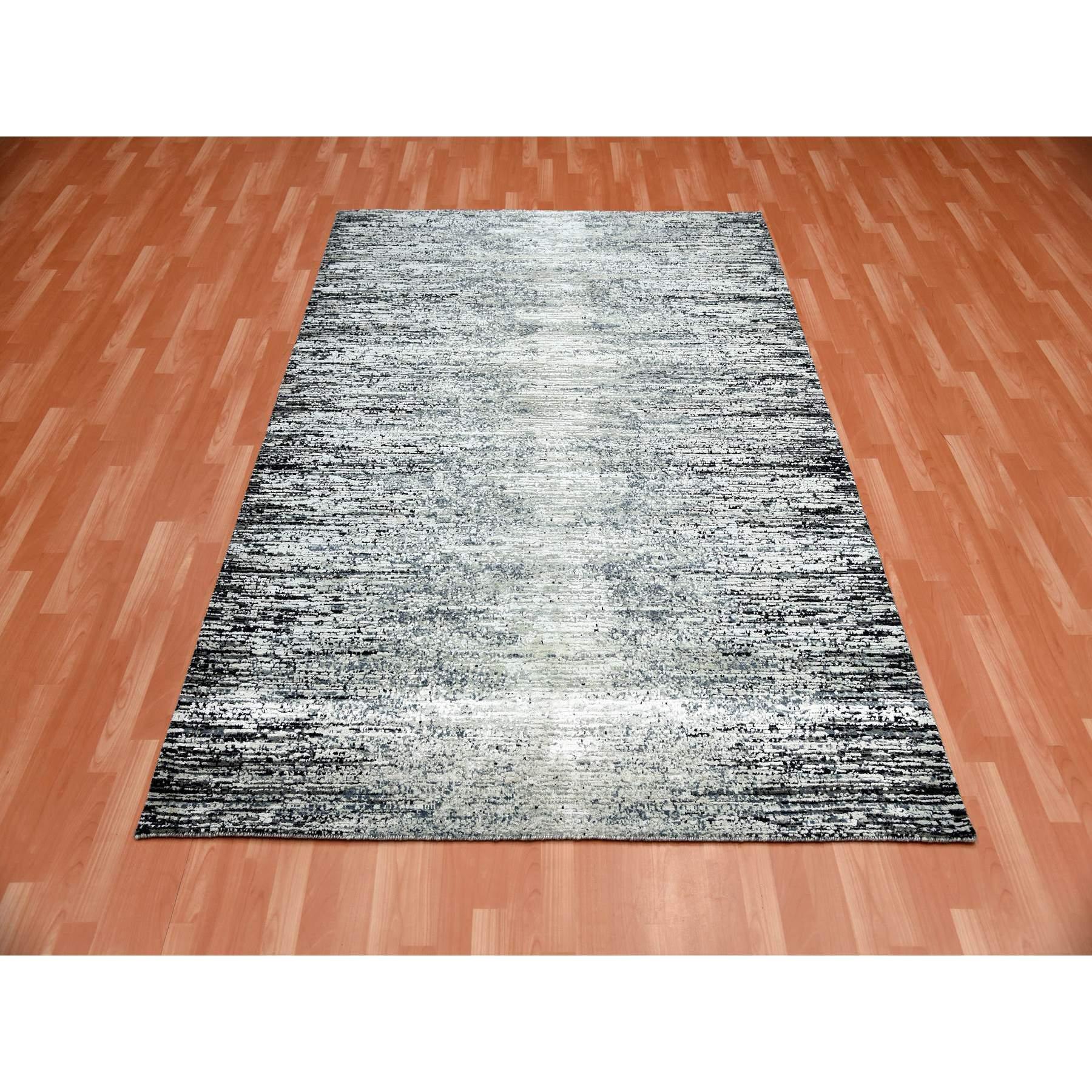 Nero con tocchi di grigio, Tappeto orientale in lana e pura seta annodato a mano, con disegno a striature.
Materiali primari: Lana e seta
Lattice: No Pile 
altezza: 0,25 pollici
Stile: Di transizione
Colore primario: Nero
Colori secondari: Avorio,