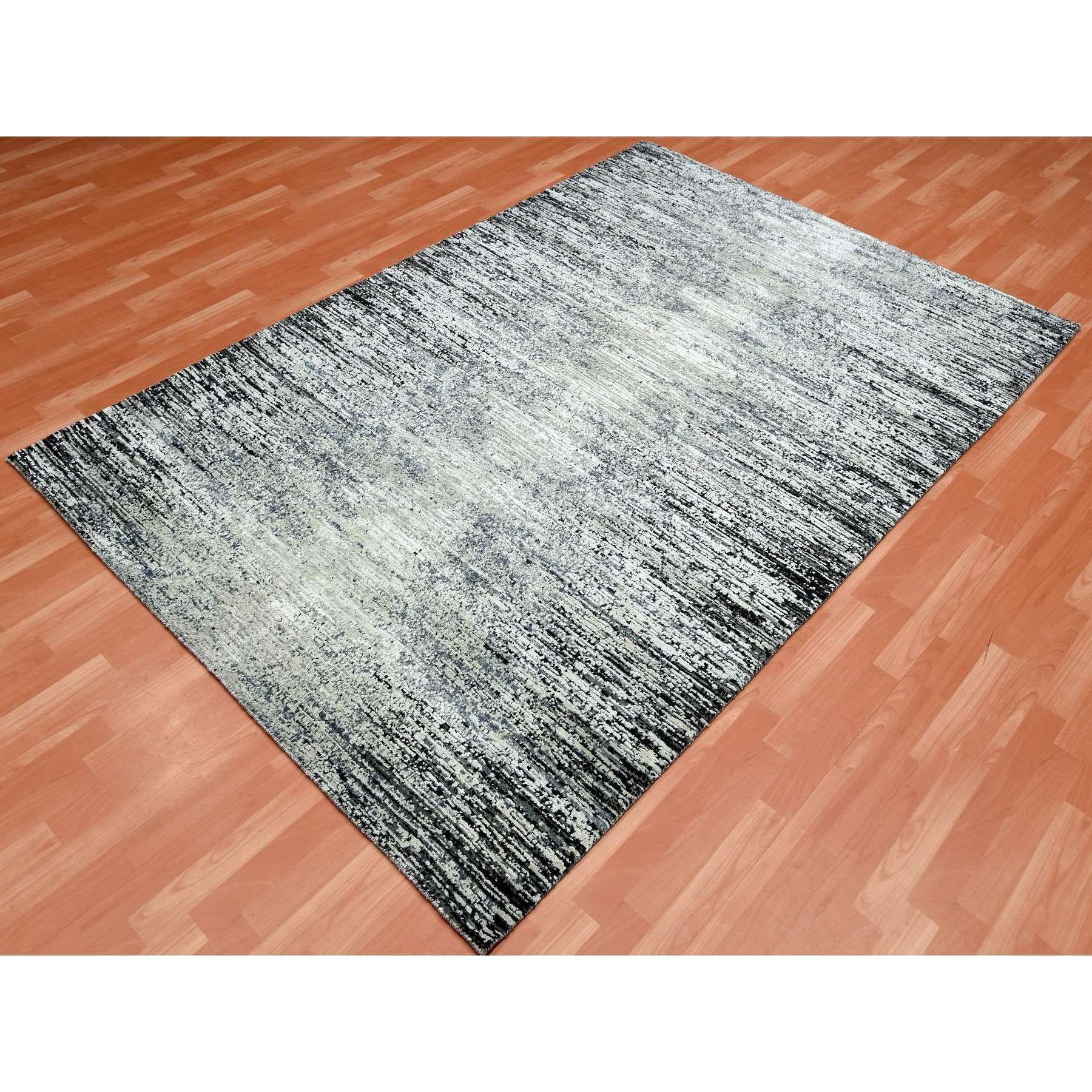 Medievale Tappeto orientale 6'x9' nero, in lana e pura seta, annodato a mano, con design a striature in vendita