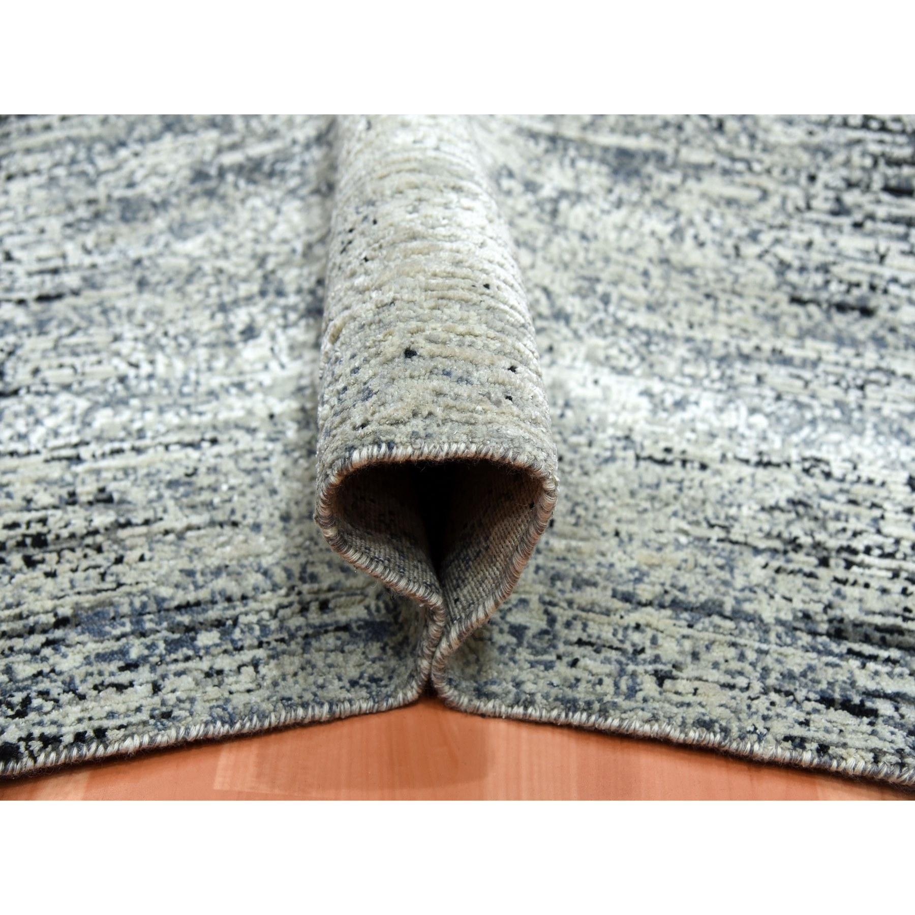 Annodato a mano Tappeto orientale 6'x9' nero, in lana e pura seta, annodato a mano, con design a striature in vendita