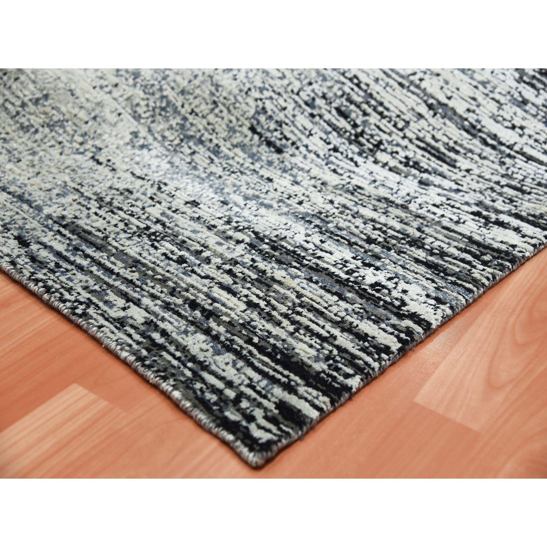 Tappeto orientale 6'x9' nero, in lana e pura seta, annodato a mano, con design a striature In condizioni Nuovo in vendita a Carlstadt, NJ