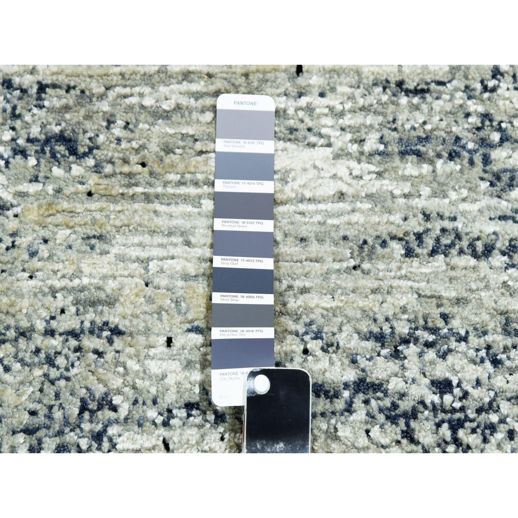 XXI secolo e contemporaneo Tappeto orientale 6'x9' nero, in lana e pura seta, annodato a mano, con design a striature in vendita