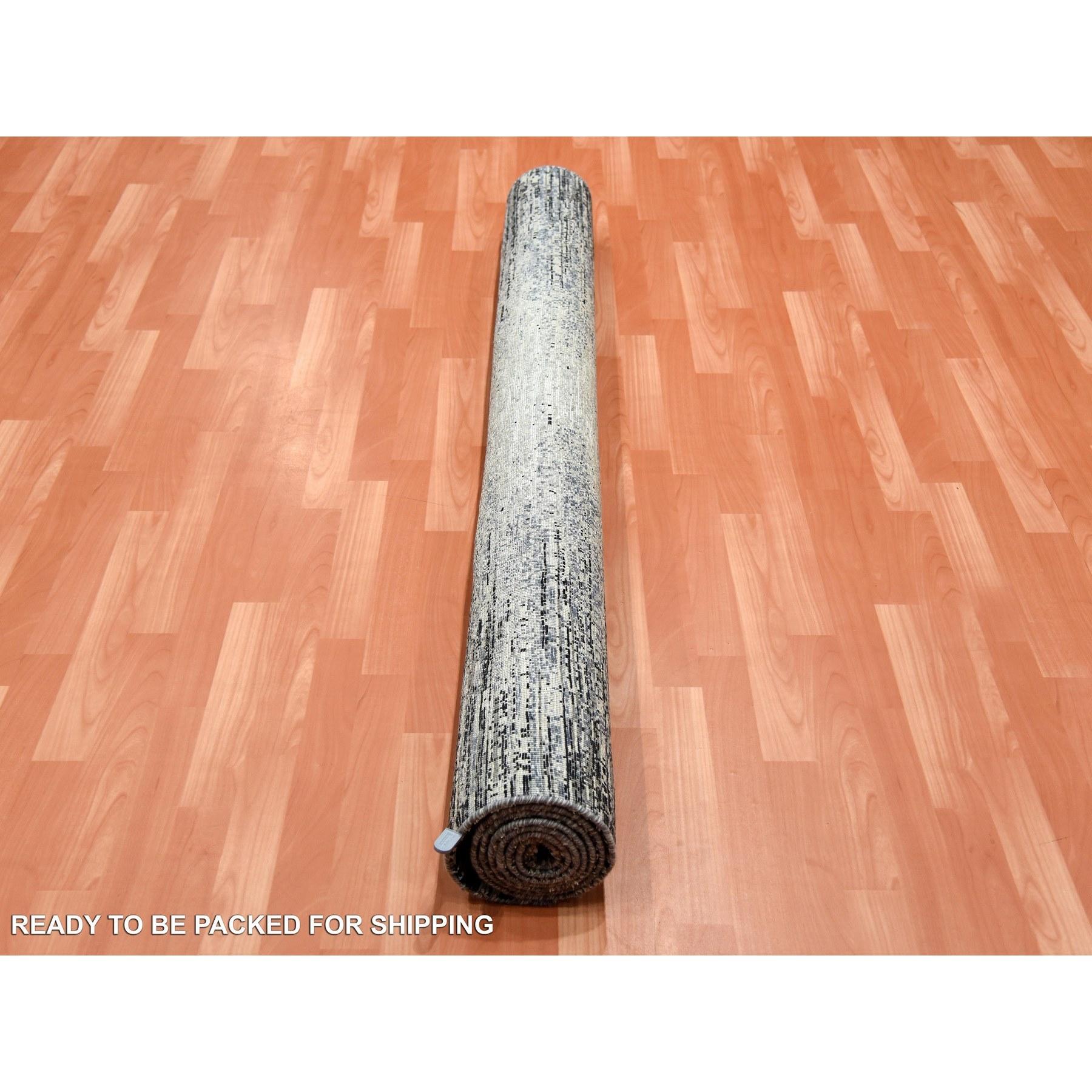 Tappeto orientale 6'x9' nero, in lana e pura seta, annodato a mano, con design a striature in vendita 1