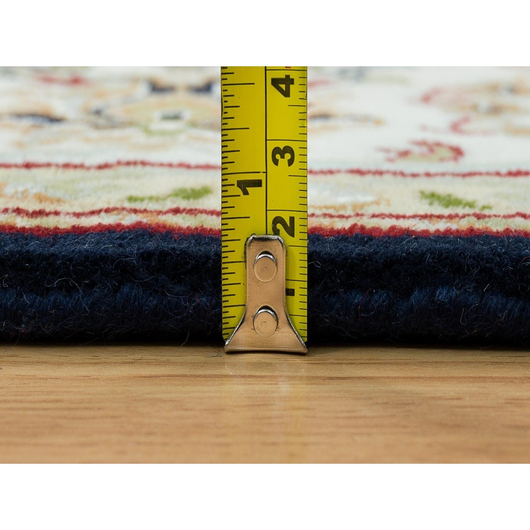 Alfombra de lana anudada a mano 250 KPSI de 6'x9' Azul Nain con diseño de medallón central en venta 3