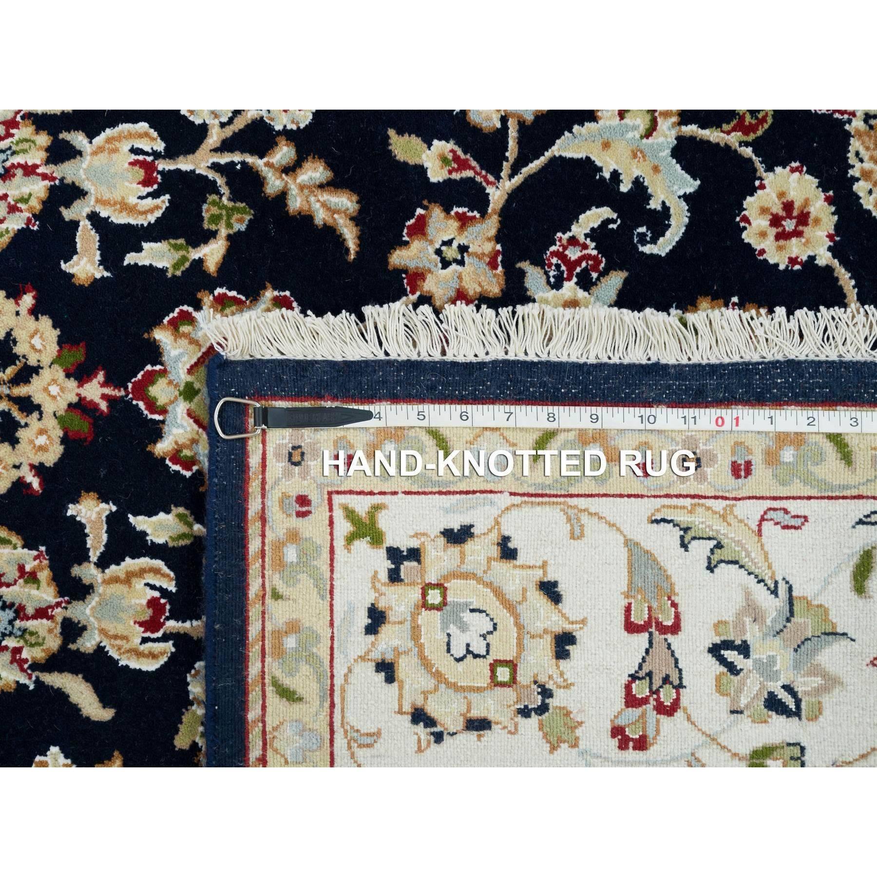 Alfombra de lana anudada a mano 250 KPSI de 6'x9' Azul Nain con diseño de medallón central en venta 4