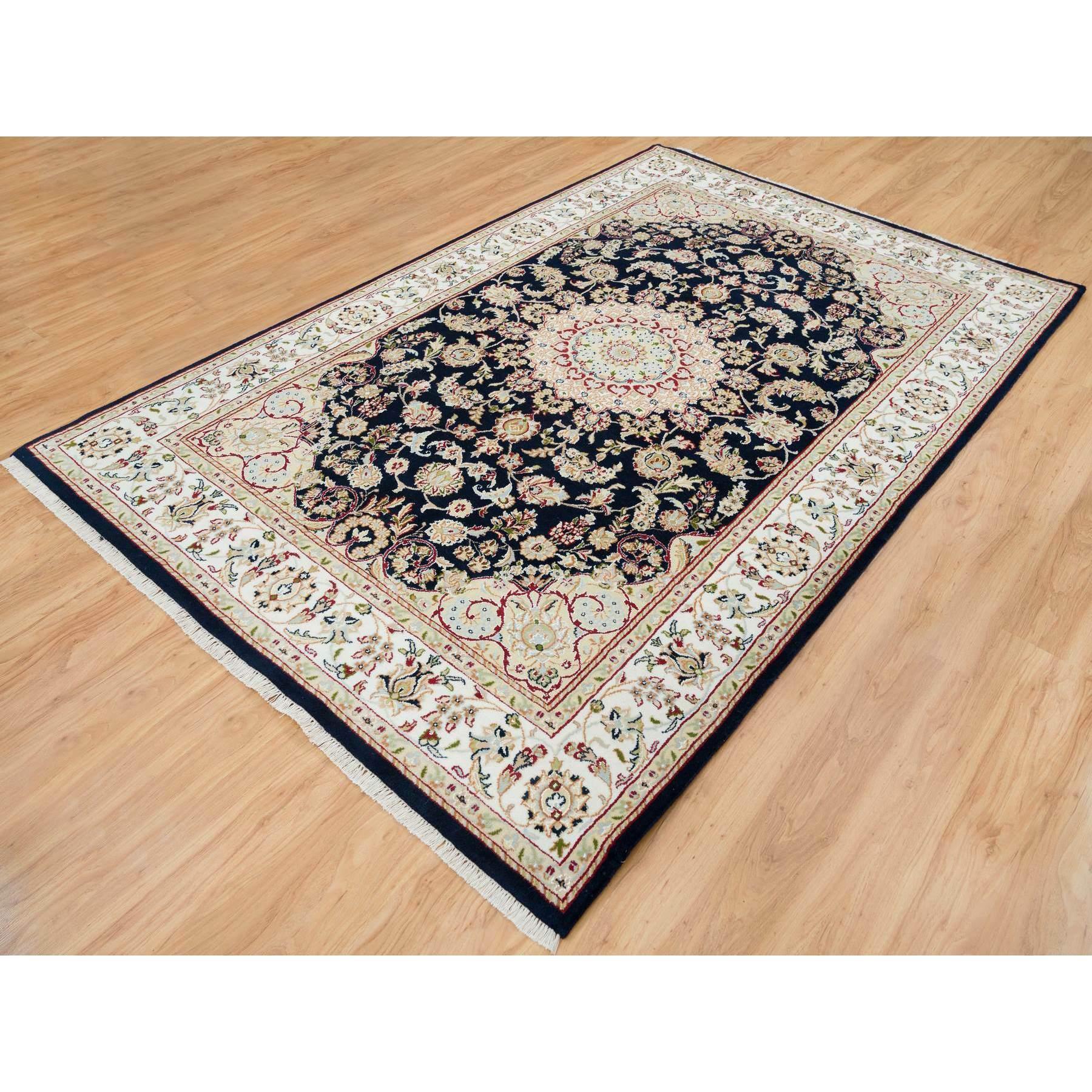 Alfombra de lana anudada a mano 250 KPSI de 6'x9' Azul Nain con diseño de medallón central Indio en venta
