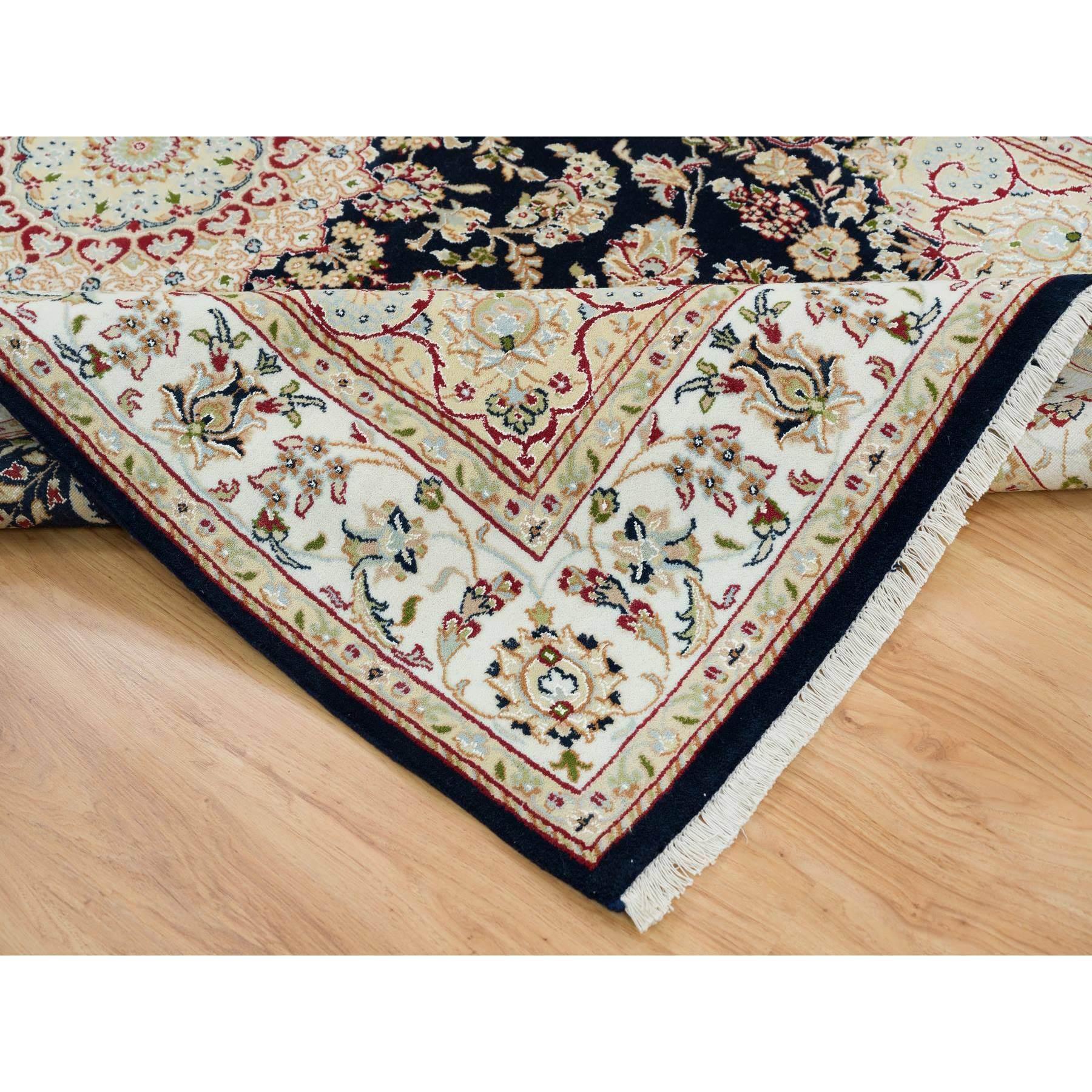Alfombra de lana anudada a mano 250 KPSI de 6'x9' Azul Nain con diseño de medallón central Siglo XXI y contemporáneo en venta