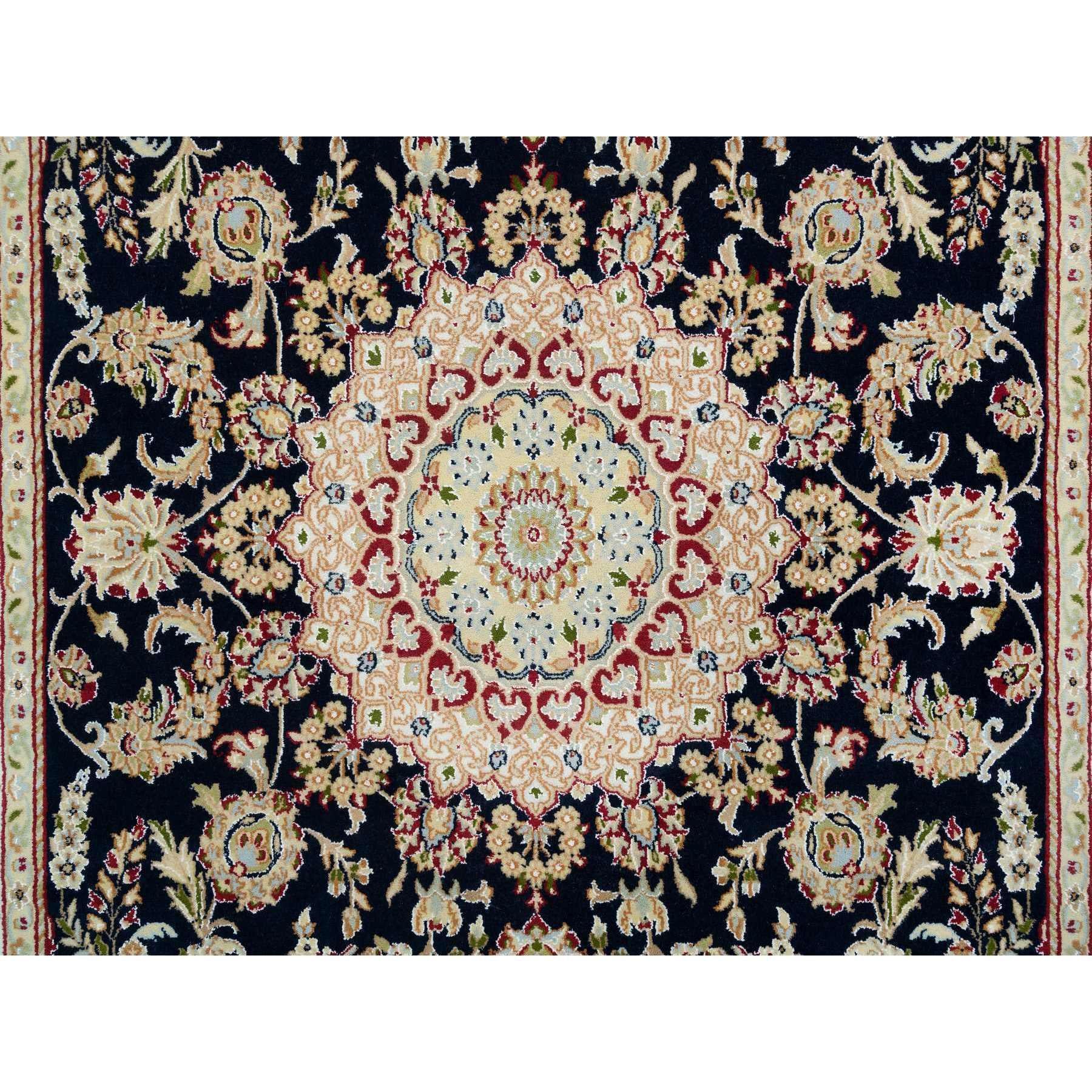 Alfombra de lana anudada a mano 250 KPSI de 6'x9' Azul Nain con diseño de medallón central en venta 1