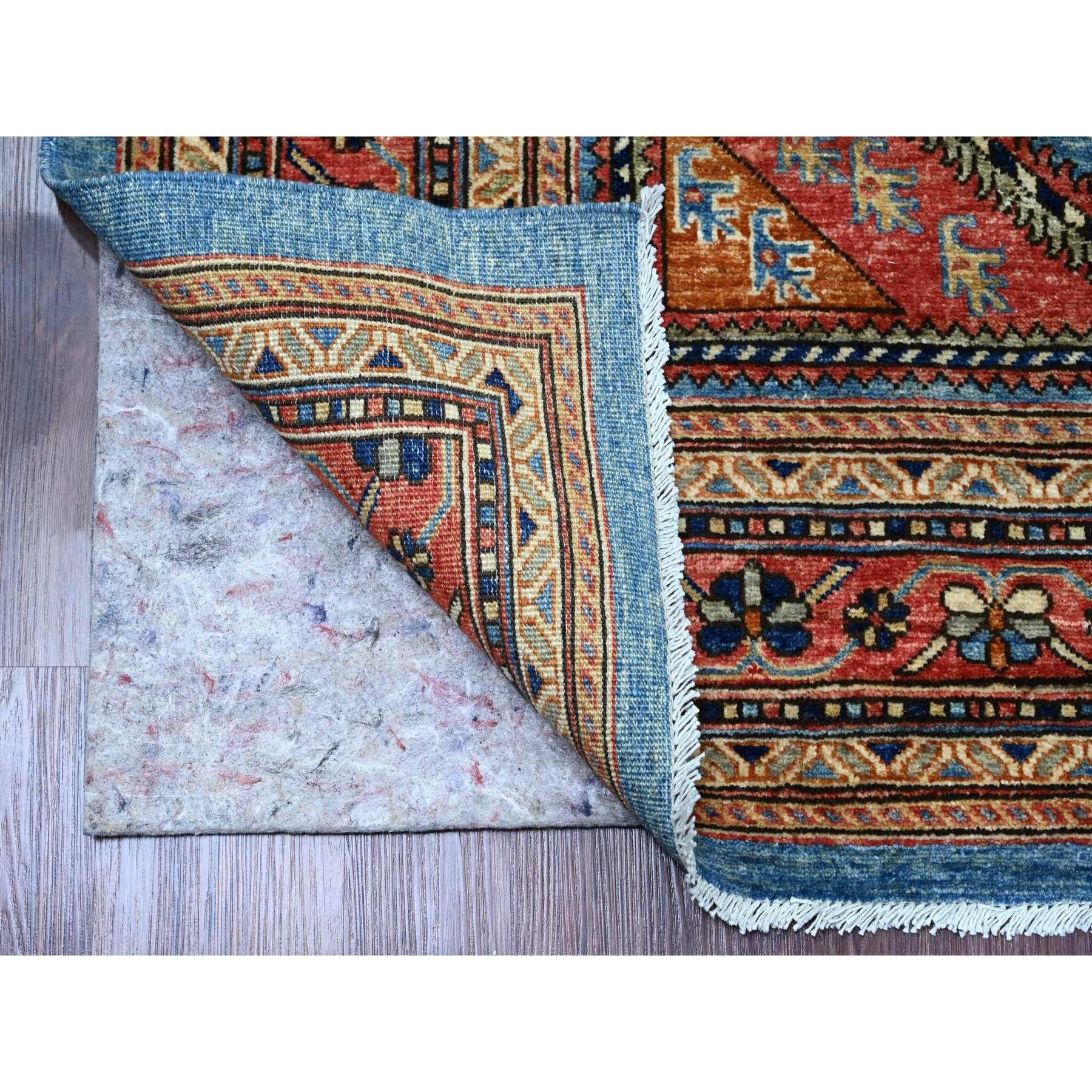 Carolina Blau, Qashqai Design mit geometrischem Muster, Aryana Collection, Handgeknüpft, 100% Wolle, Pflanzenfarben, Orientteppich
Primäre MATERIALIEN: Wolle
Latex: Kein Flor 
Höhe: 0,25 Zoll
Stil: Transitional
Grundfarbe: Blau
Sekundärfarben: