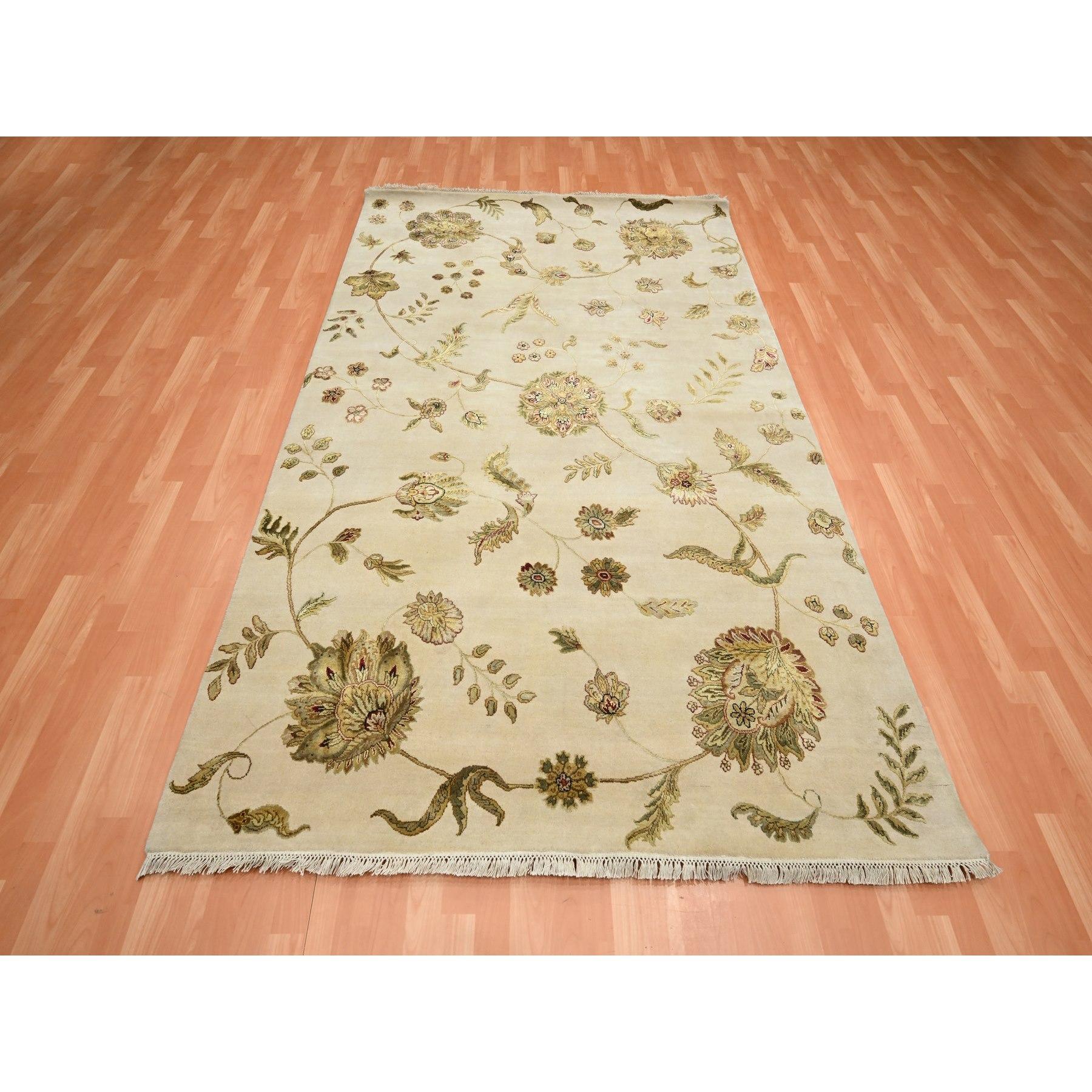 Knochenweiß, handgeknüpft, grenzenloses botanisches Muster, halb Wolle und halb Seide, dicht gewebt, weicher Flor, Orientteppich
Primäre MATERIALIEN: Wolle & Seide
Latex: Kein Flor 
Höhe: 0,25 Zoll
Stil: Traditionell
Grundfarbe: Elfenbein
Sekundäre