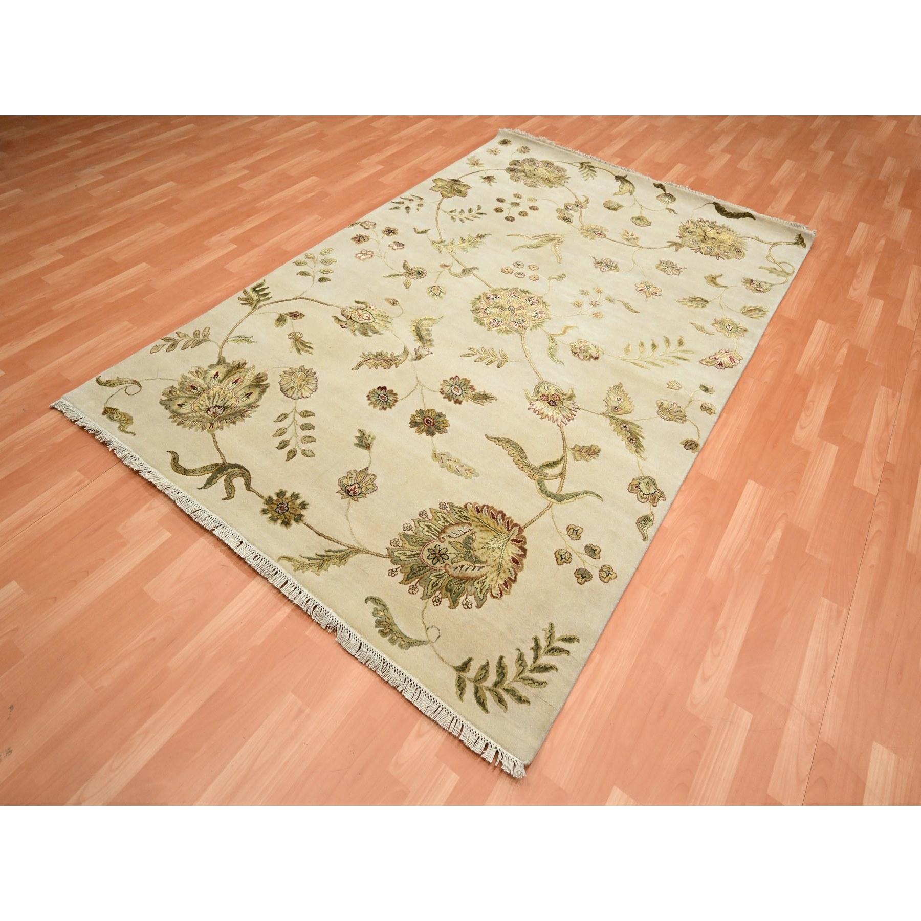 6'x9' Bone White Hand Knotted Botanical Design Wolle und Seide Orientteppich (Indisch) im Angebot