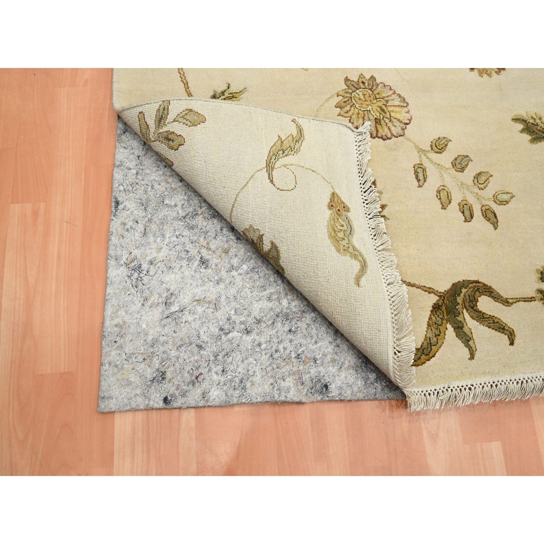 6'x9' Bone White Hand Knotted Botanical Design Wolle und Seide Orientteppich (Handgeknüpft) im Angebot