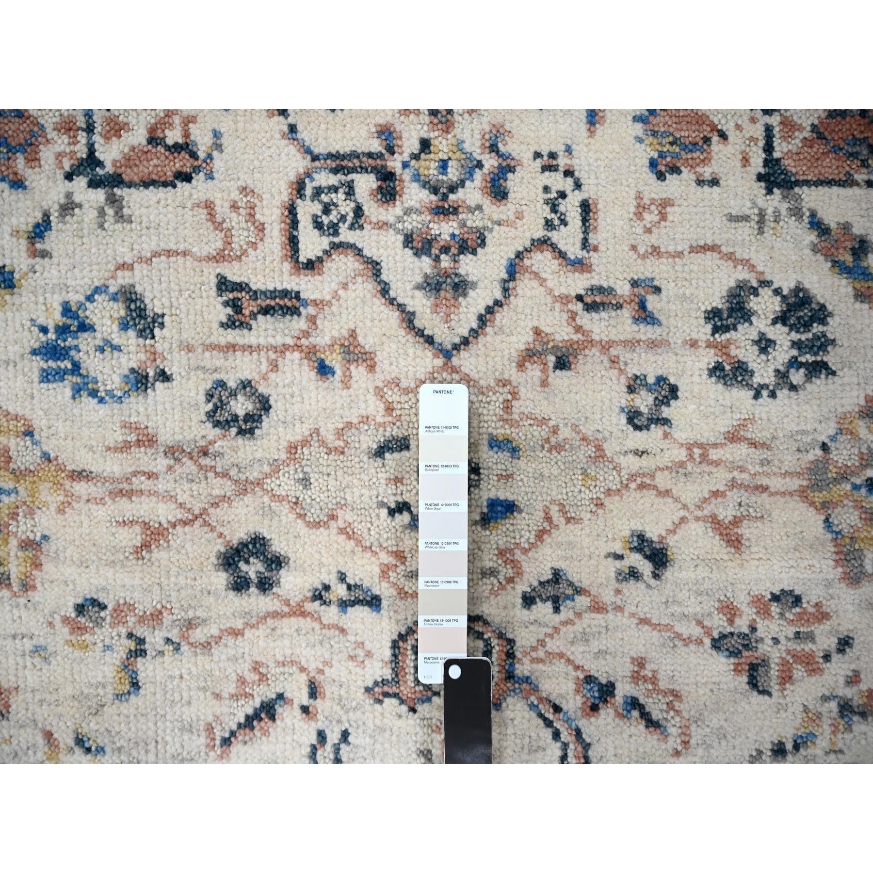 Noué à la main 6'x9' Tapis d'Orient Oushak à poils souples en laine nouée à la main, Cream Mahal Design en vente