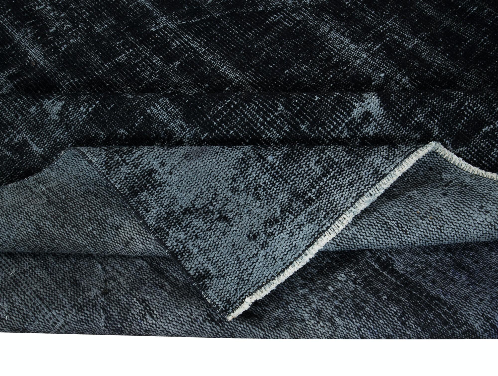 Alfombra moderna abstracta de lana negra desgastada, anudada a mano en Turquía, 6x9 pies Moderno en venta