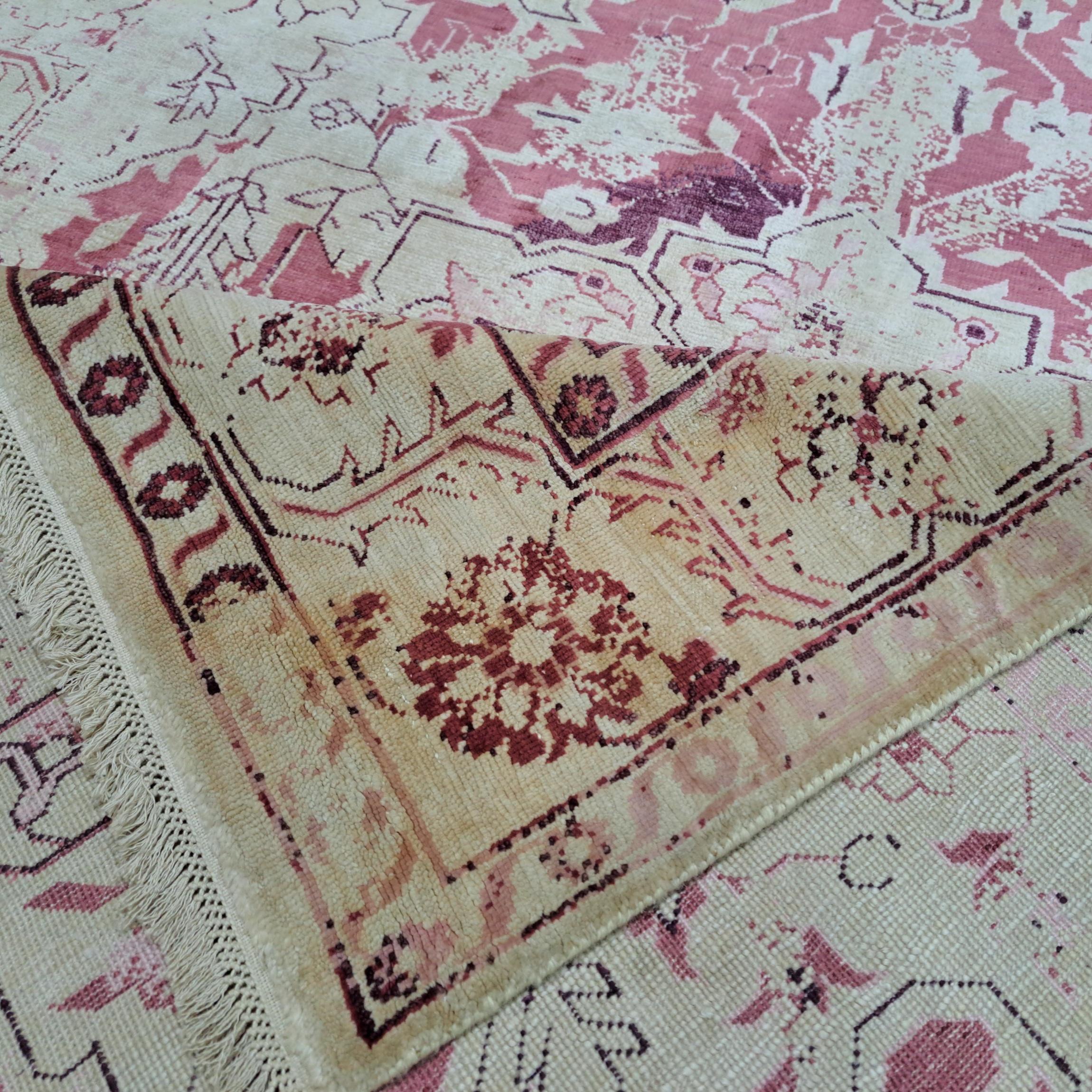 Verschönern Sie Ihren Wohnraum mit unserem modernen, handgeknüpften Seidenteppich, der von erfahrenen Kunsthandwerkern in Indien aus 100 % natürlicher Seide hergestellt wird. Dieser brandneue, zeitgemäße Teppich vereint Luxus, Weichheit und