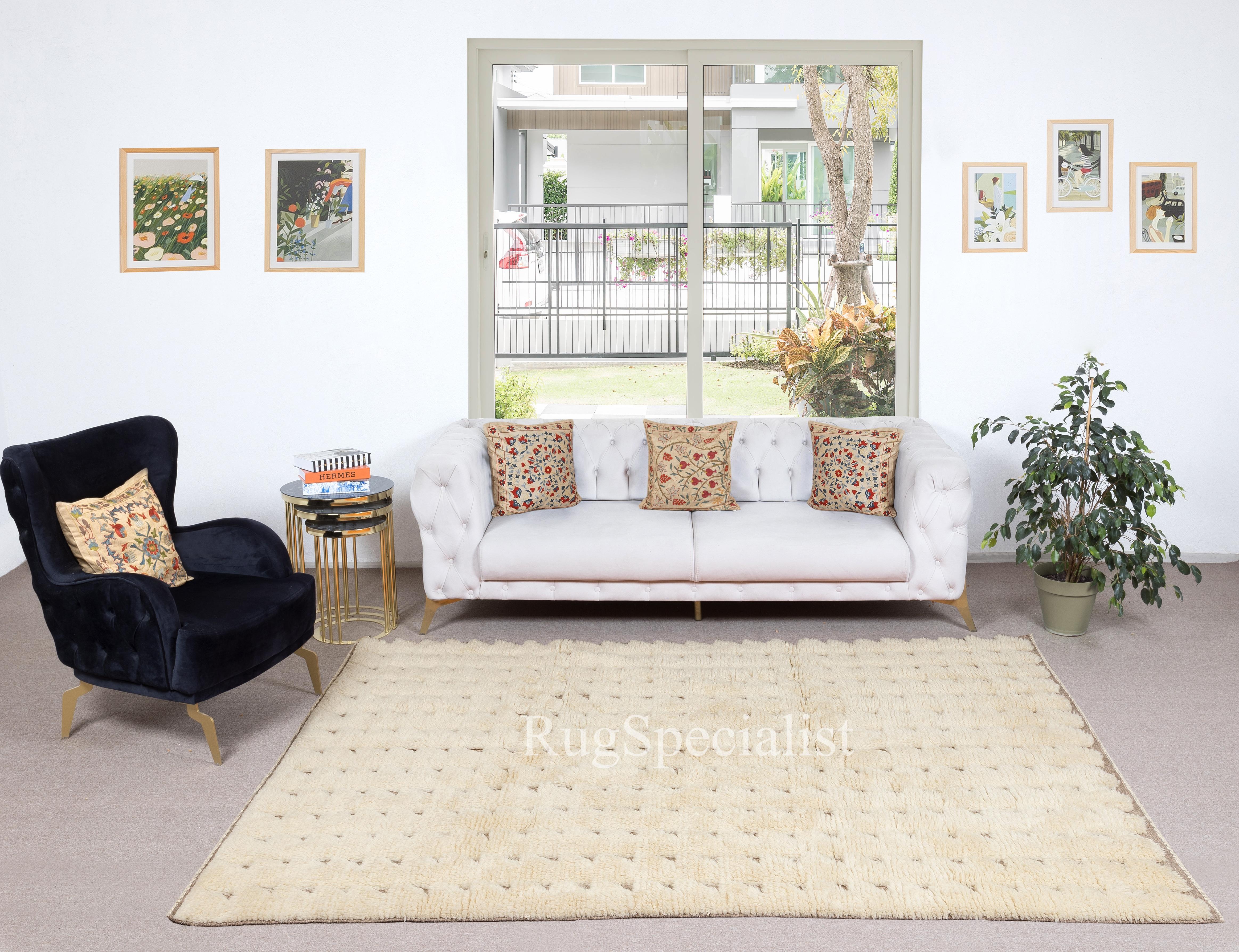 Verwandeln Sie Ihren Raum mit dem unaufdringlichen Luxus unseres handgeknüpften Tulu-Teppichs im marokkanischen Stil, inspiriert von den traditionsreichen Designs der Beni Ourain-Stämme. Dieser Teppich ist ein Fest der Handwerkskunst und der