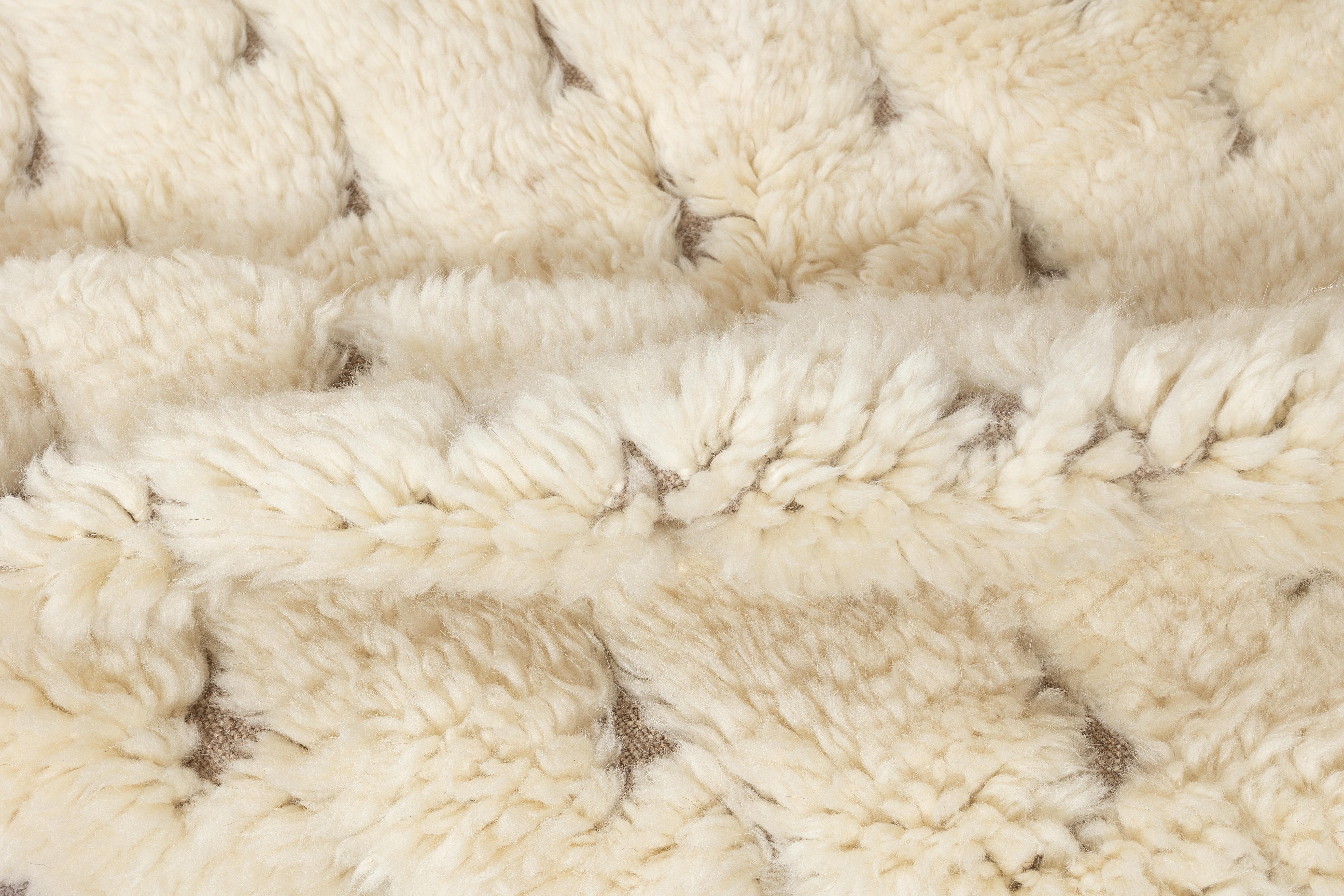 6x9 Fuß handgefertigter Tulu-Teppich aus natürlicher, ungefärbter Wolle. Moderner handgeknüpfter Teppich (Handgeknüpft) im Angebot