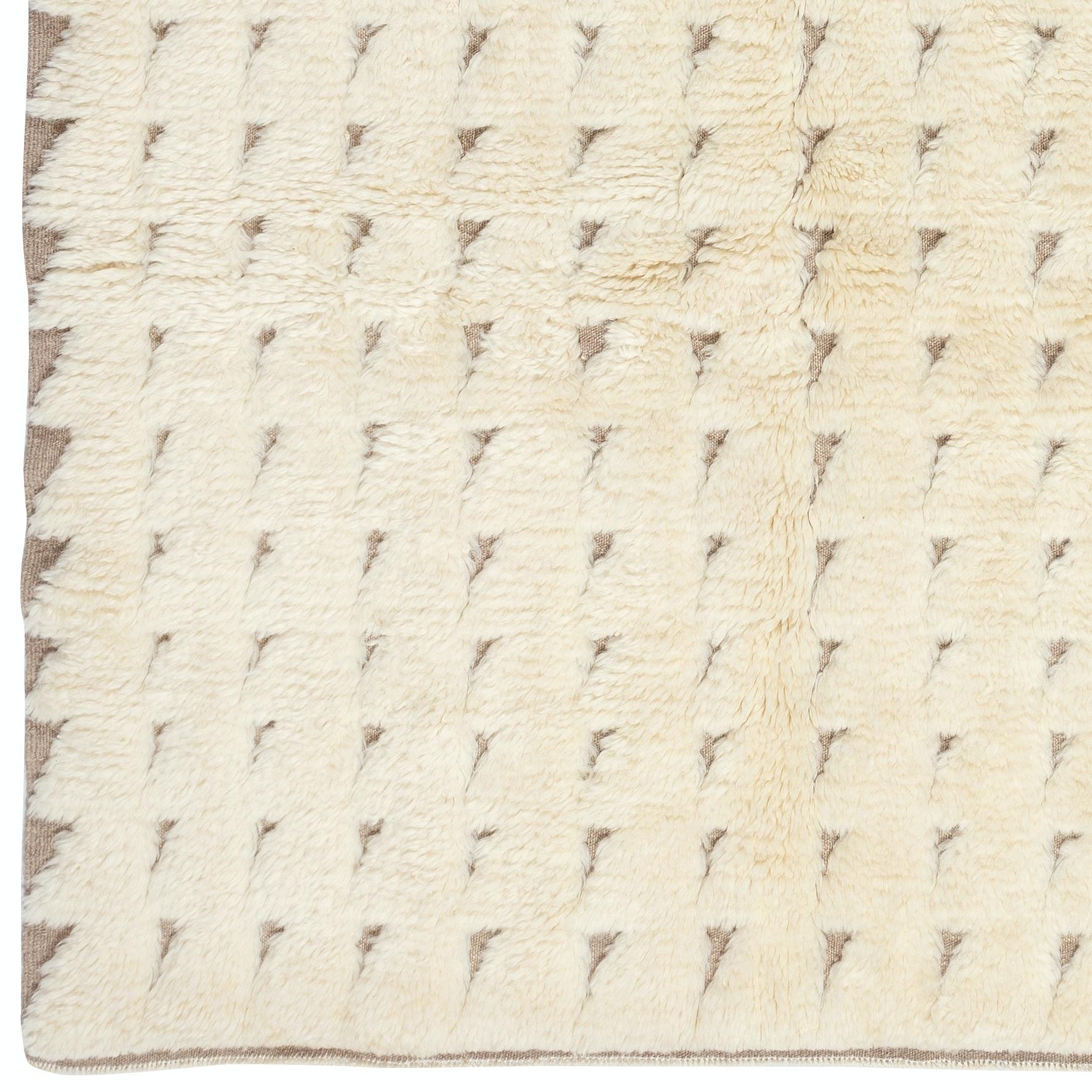 6x9 Fuß handgefertigter Tulu-Teppich aus natürlicher, ungefärbter Wolle. Moderner handgeknüpfter Teppich (21. Jahrhundert und zeitgenössisch) im Angebot