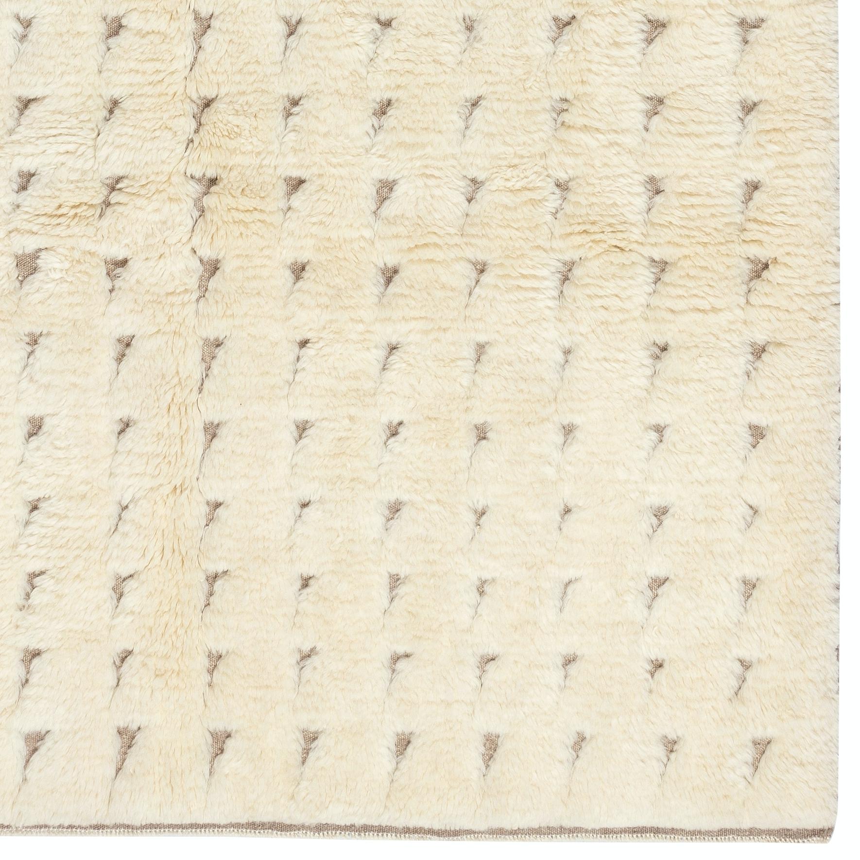 6x9 Fuß handgefertigter Tulu-Teppich aus natürlicher, ungefärbter Wolle. Moderner handgeknüpfter Teppich im Angebot 2