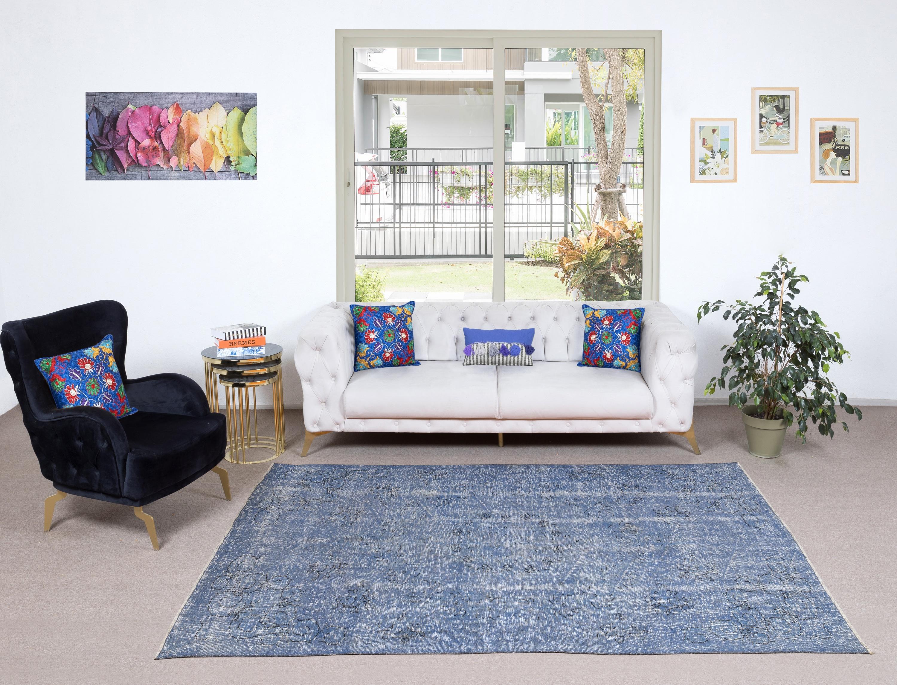 Unsere gefärbten Teppiche sind allesamt handgeknüpfte türkische Vintage-Teppiche, die in unserer Werkstatt sorgfältig restauriert und neu gestaltet wurden, damit sie zu einer breiten Palette von Einrichtungsstilen passen - von modern und