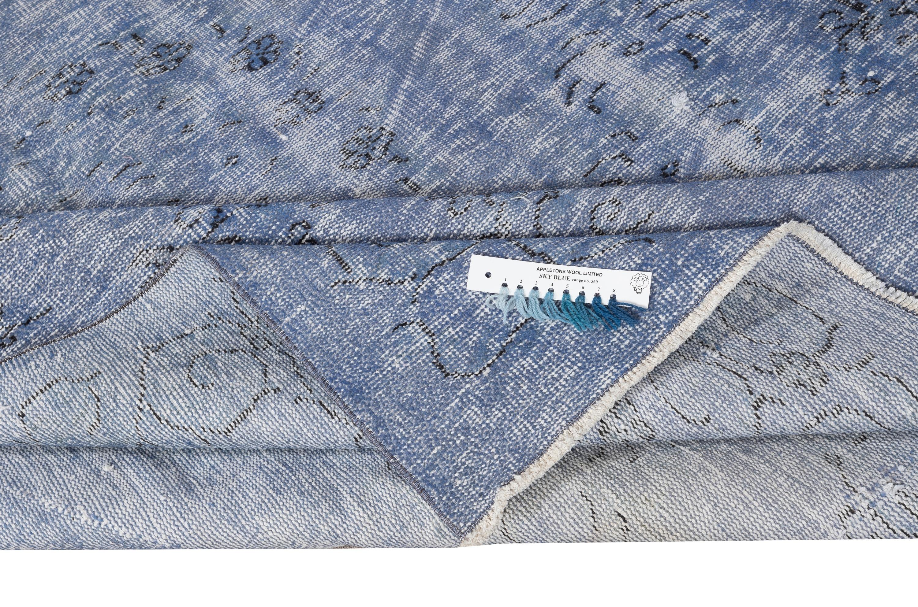 6x9 Ft handgefertigter Teppich aus türkischer Wolle. Blauer überfärbter Vintage-Teppich für ein modernes Zuhause (Moderne) im Angebot