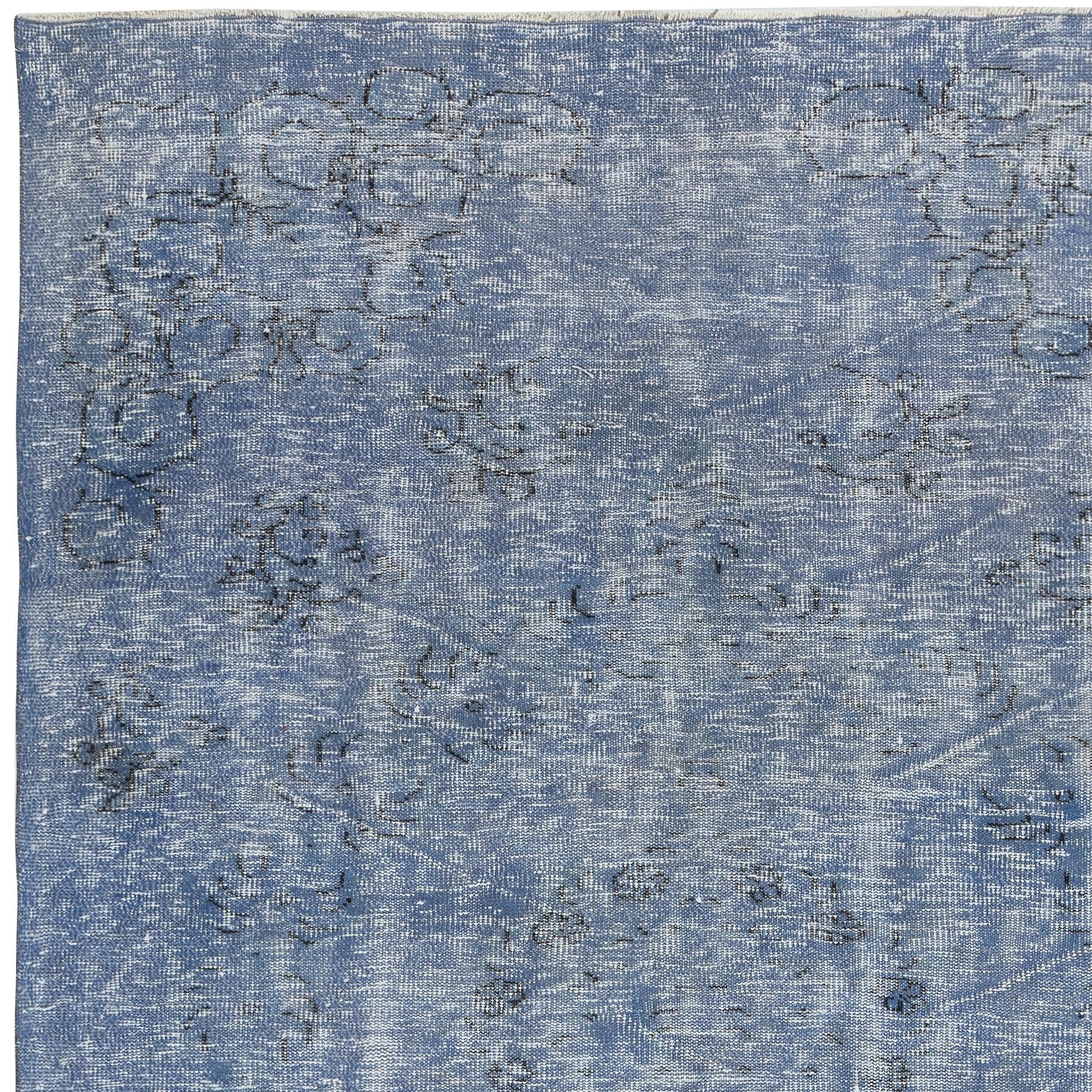 6x9 Ft handgefertigter Teppich aus türkischer Wolle. Blauer überfärbter Vintage-Teppich für ein modernes Zuhause (Handgeknüpft) im Angebot