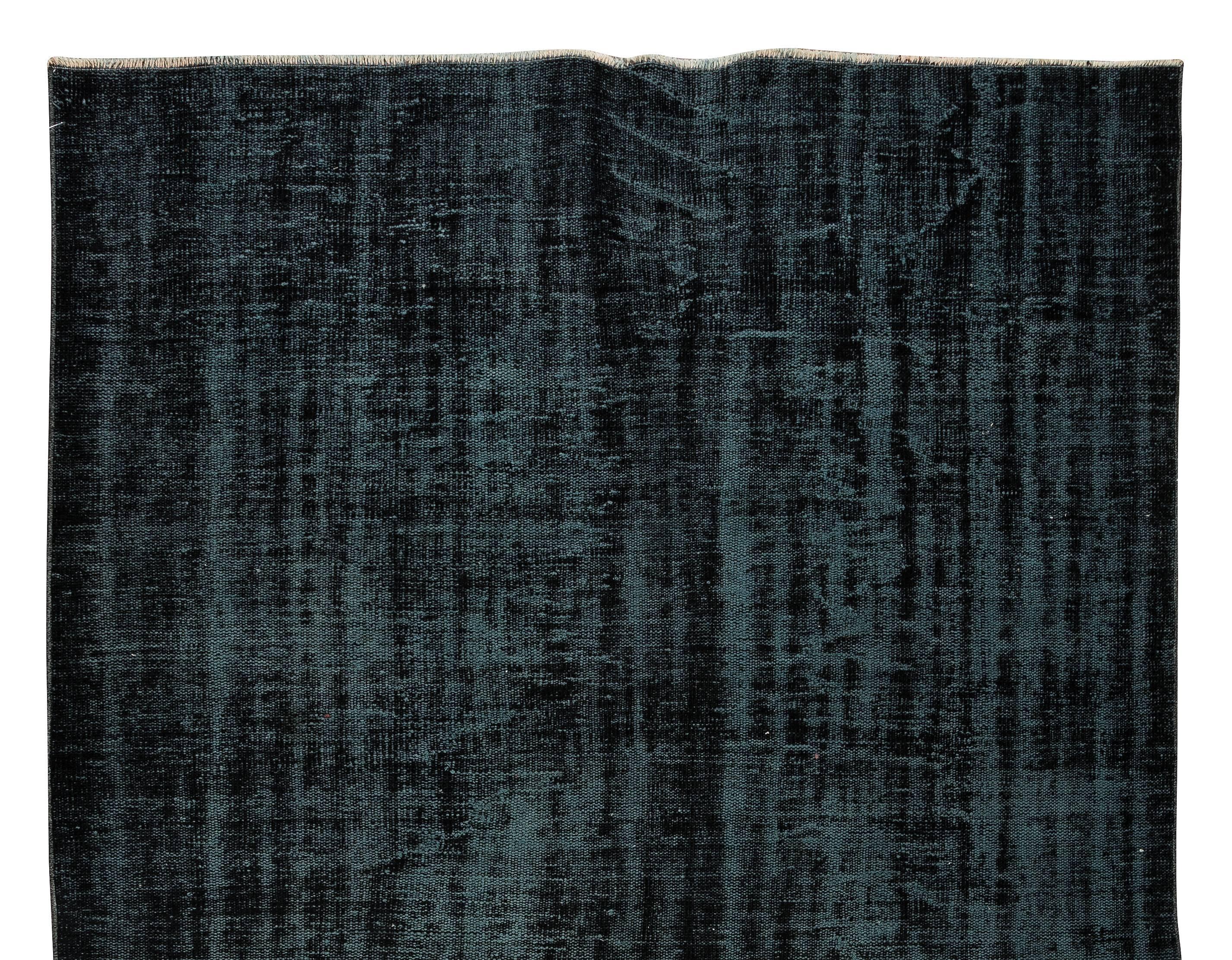 Alfombra turca vintage de sobreteñido en negro macizo 4 Modern Interiors Turco en venta
