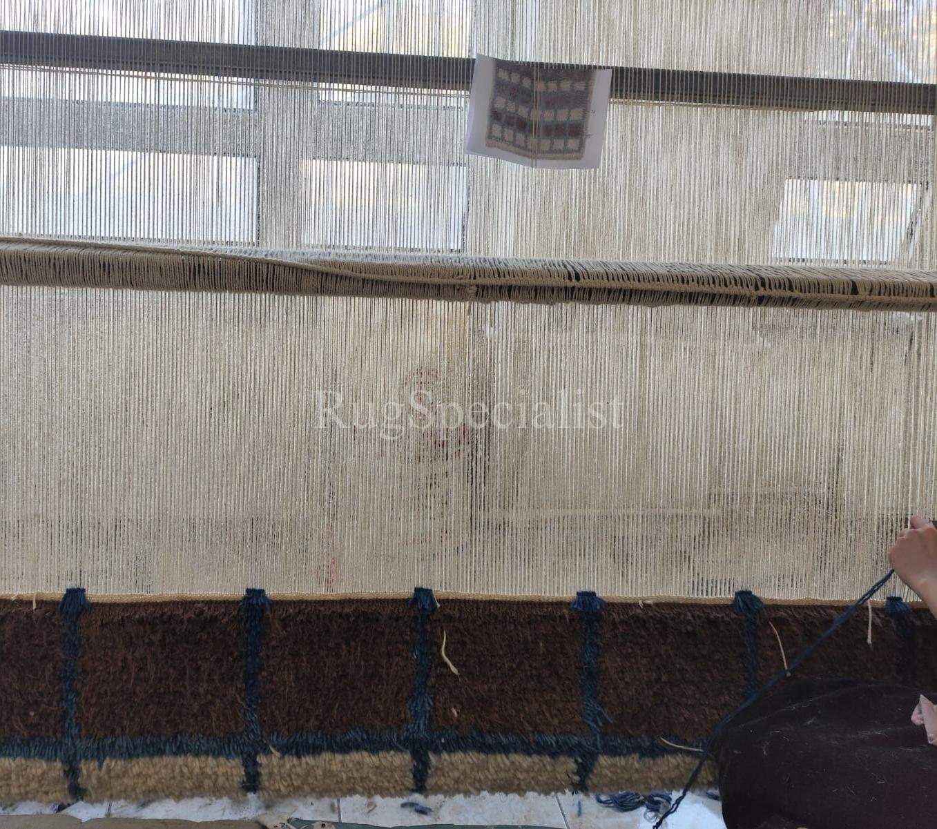 Tappeto Tulu 6x9 ft in lana a scacchiera fatto a mano. Colori beige, marrone e blu in vendita 3