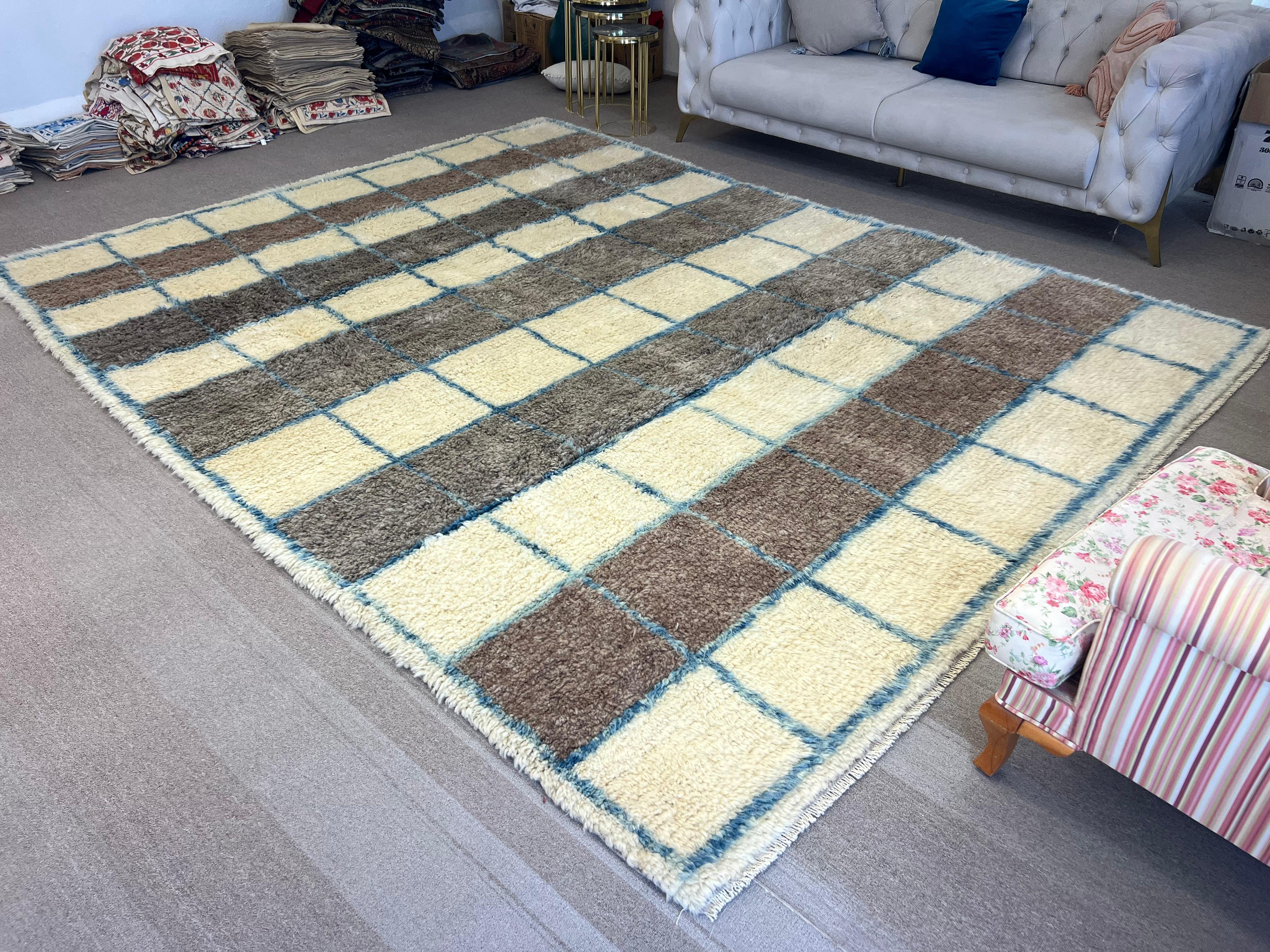 XXI secolo e contemporaneo Tappeto Tulu 6x9 ft in lana a scacchiera fatto a mano. Colori beige, marrone e blu in vendita