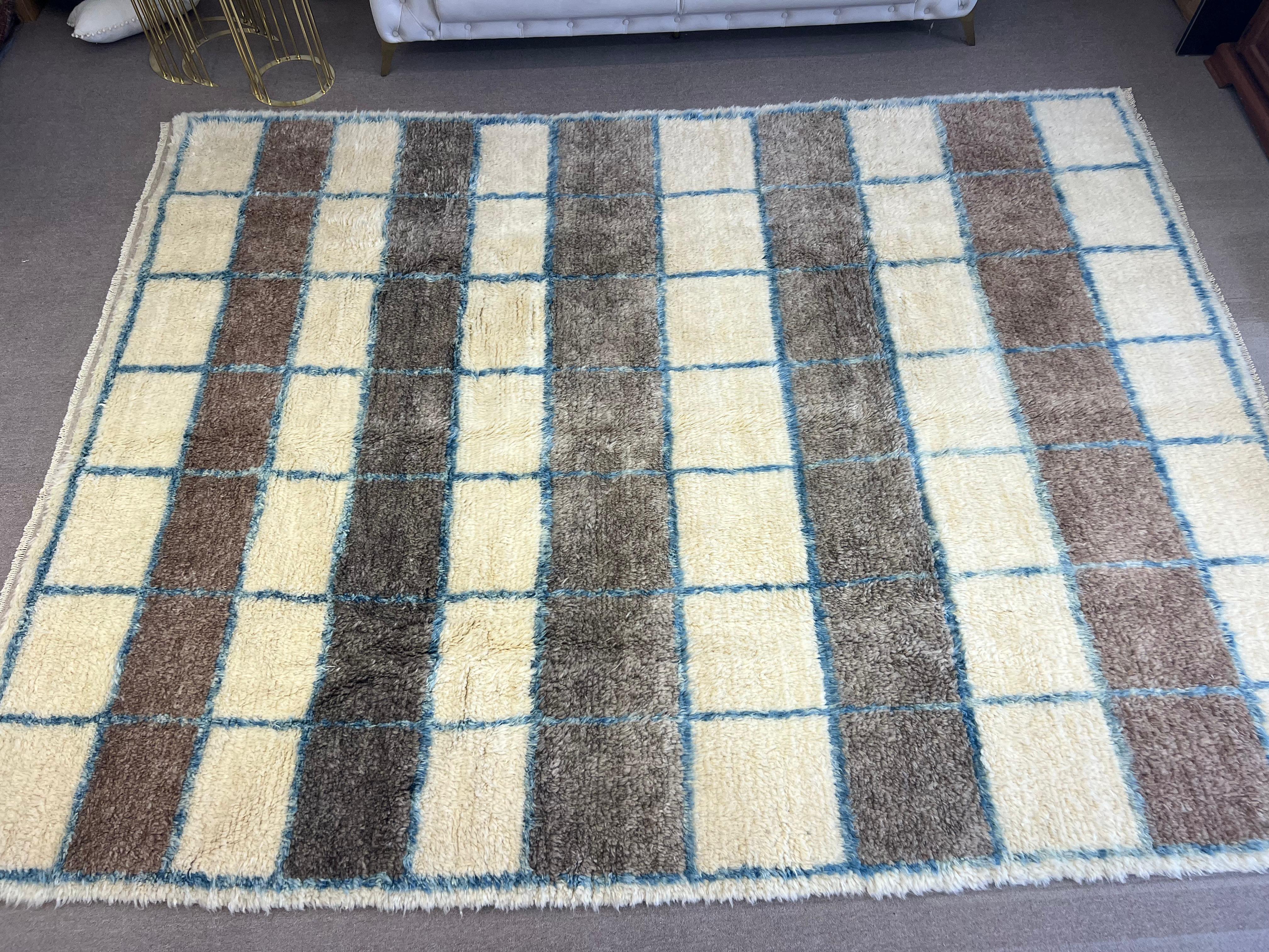 Lana Tappeto Tulu 6x9 ft in lana a scacchiera fatto a mano. Colori beige, marrone e blu in vendita