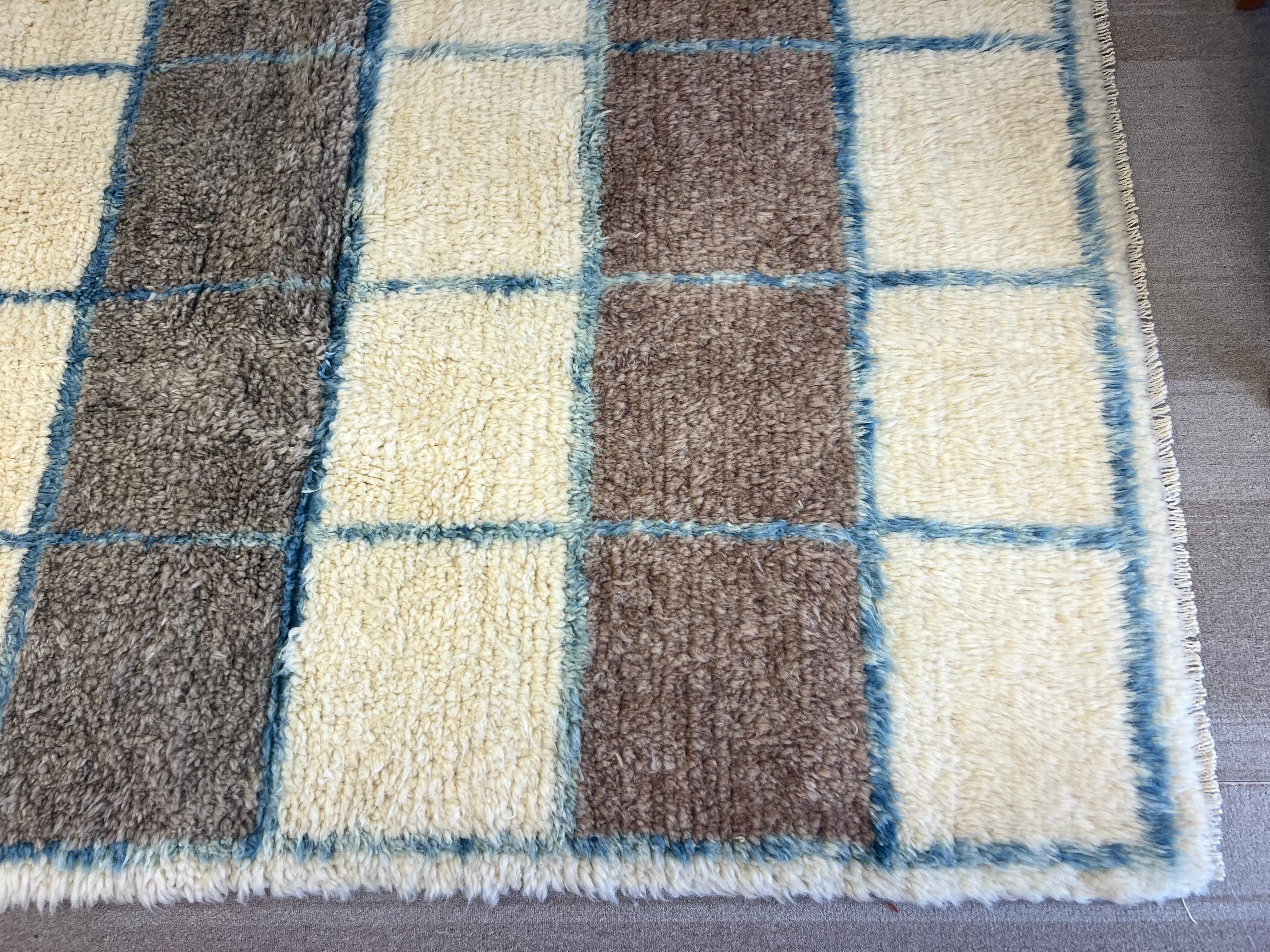 Tappeto Tulu 6x9 ft in lana a scacchiera fatto a mano. Colori beige, marrone e blu in vendita 1