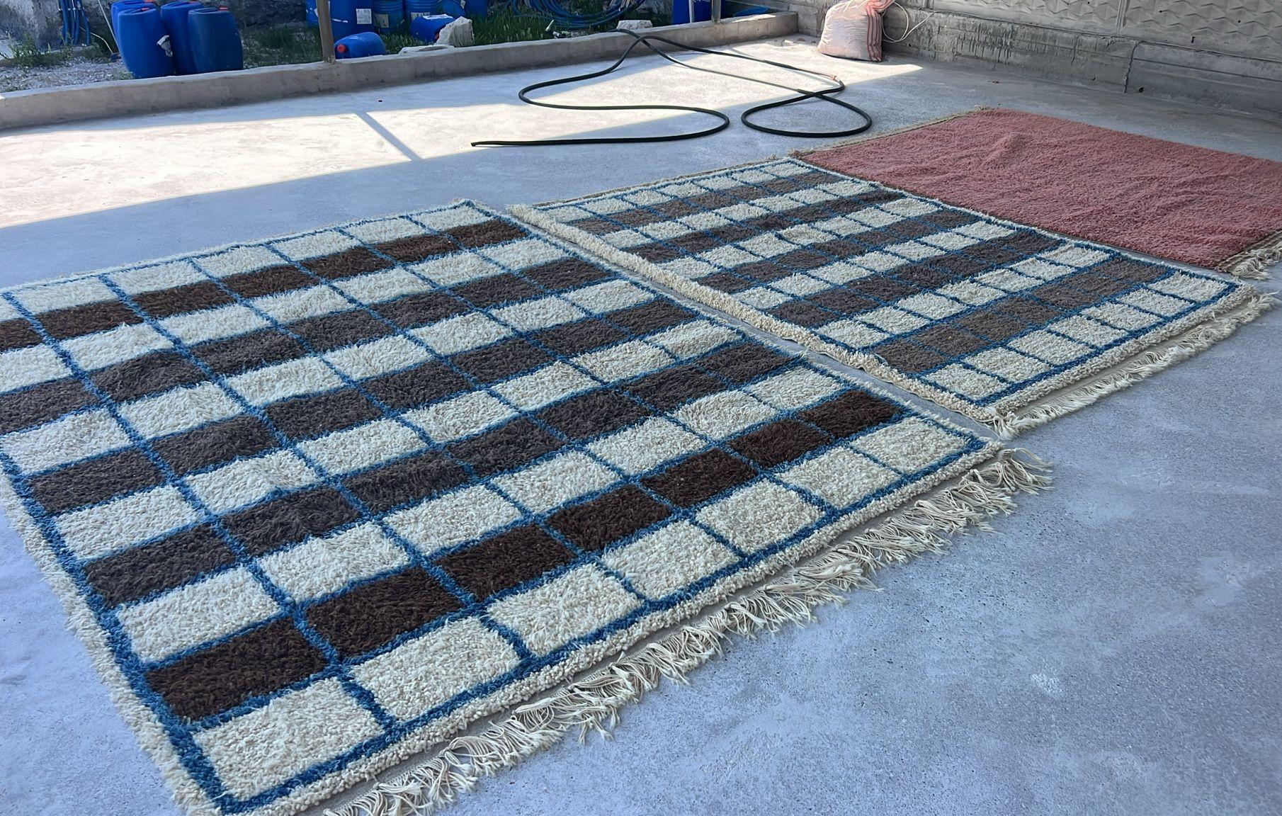 Tappeto Tulu 6x9 ft in lana a scacchiera fatto a mano. Colori beige, marrone e blu in vendita 2