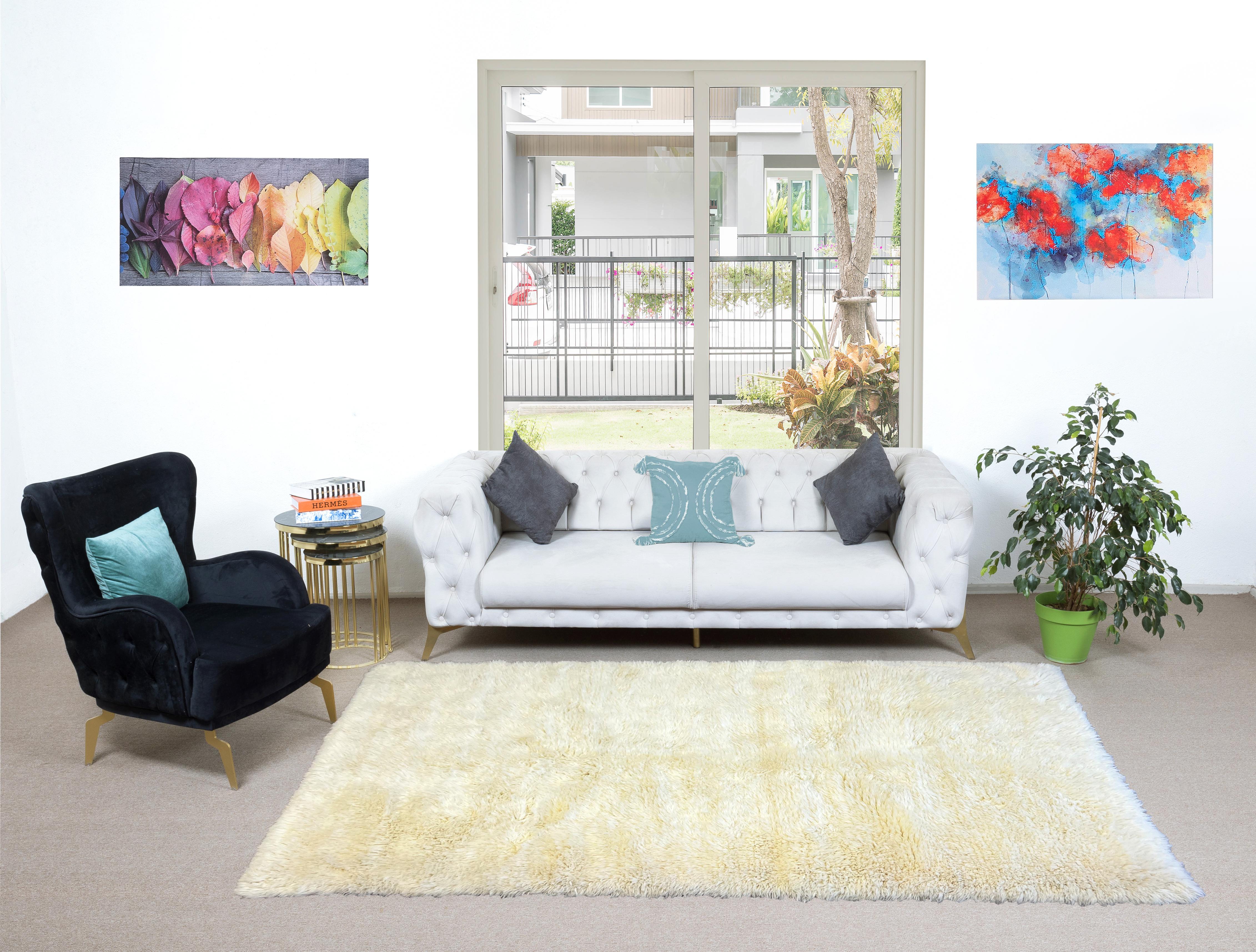 Erhöhen Sie Ihren Wohnraum mit der schlichten Eleganz dieses neuen handgeknüpften, minimalistischen, einfarbig beigen türkischen Tulu-Teppichs, der fachmännisch aus luxuriöser Wolle gefertigt wurde. Dieser Teppich verkörpert die Essenz des modernen