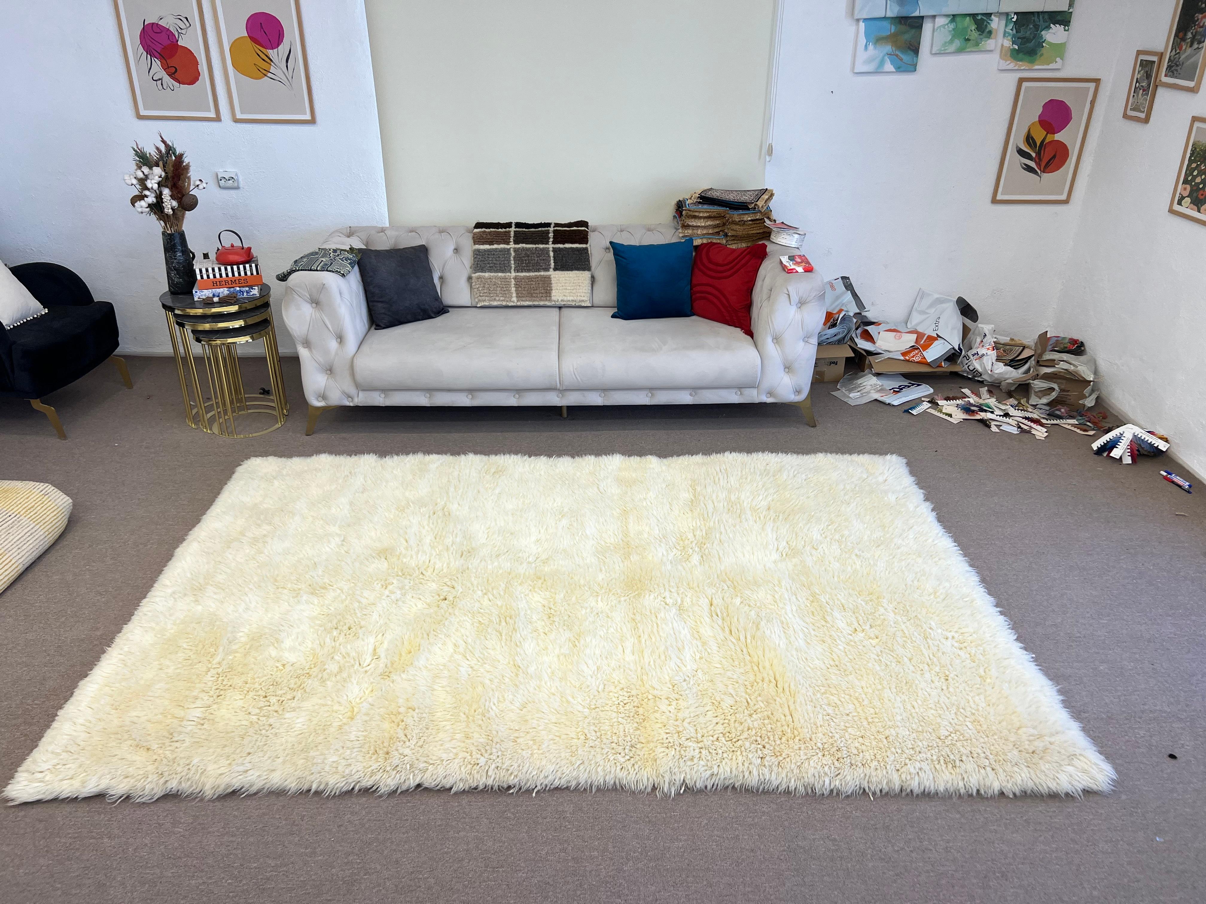 6x9 Fuß Minimalistischer handgeknüpfter türkischer Tulu-Teppich, 100% natürliche, unbefärbte, beige Wolle im Zustand „Neu“ im Angebot in Spring Valley, NY