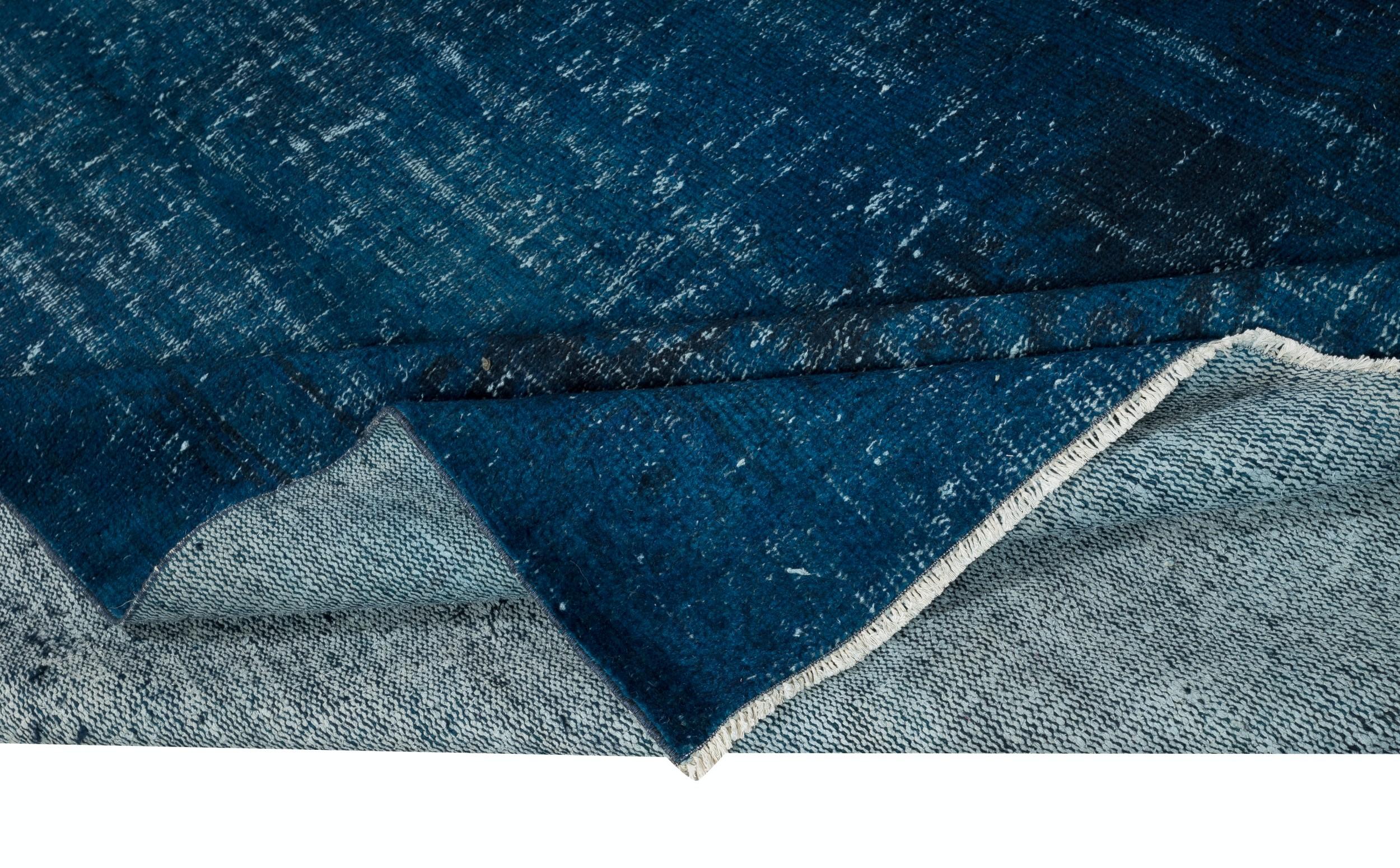Moderner 6x9 Ft Teppich in massivem Marineblau, handgewebt und handgeknüpft in der Türkei (Türkisch) im Angebot